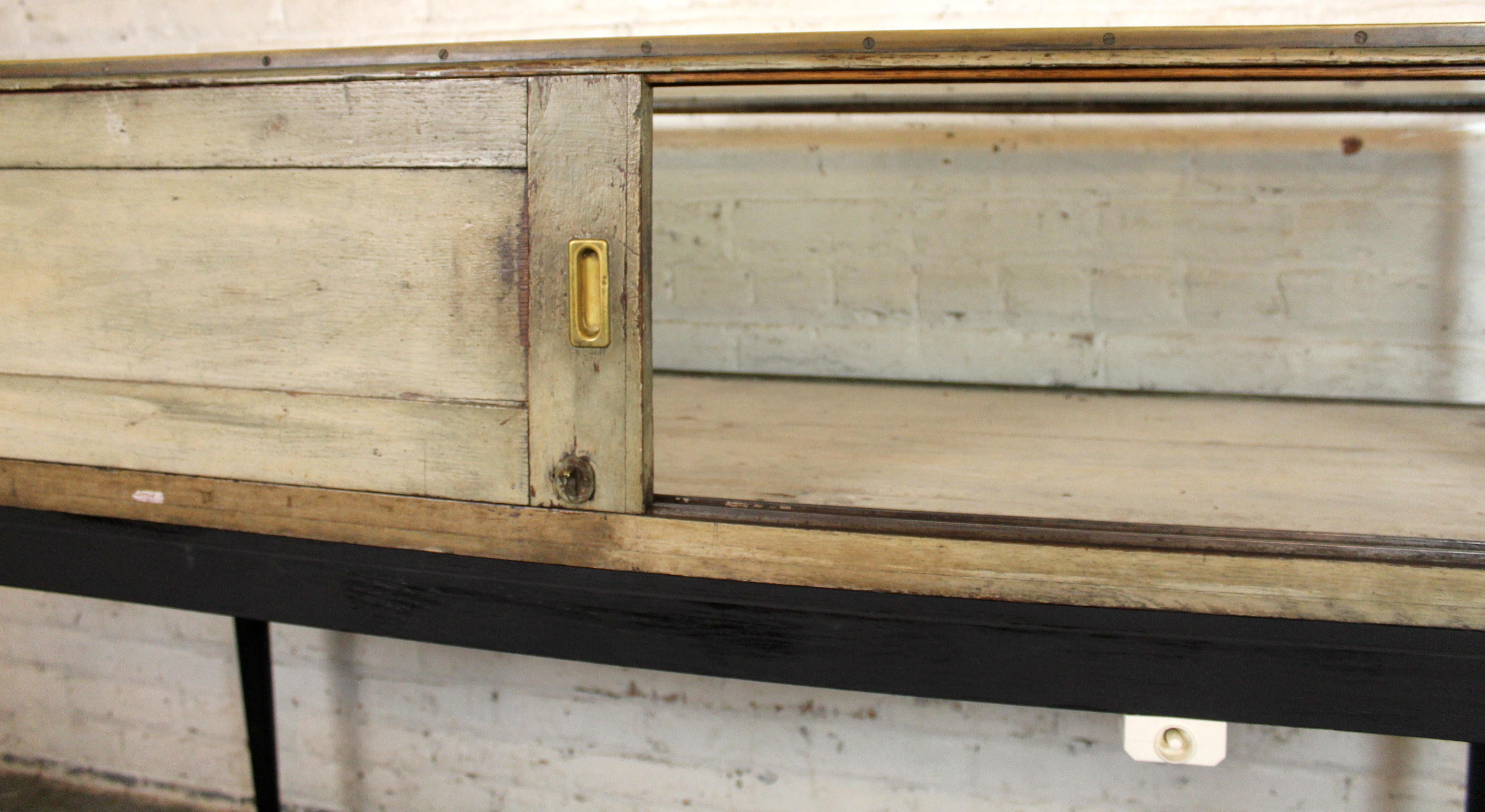 Grande vitrine ancienne de Charles F. Biele and Sons en vente 11