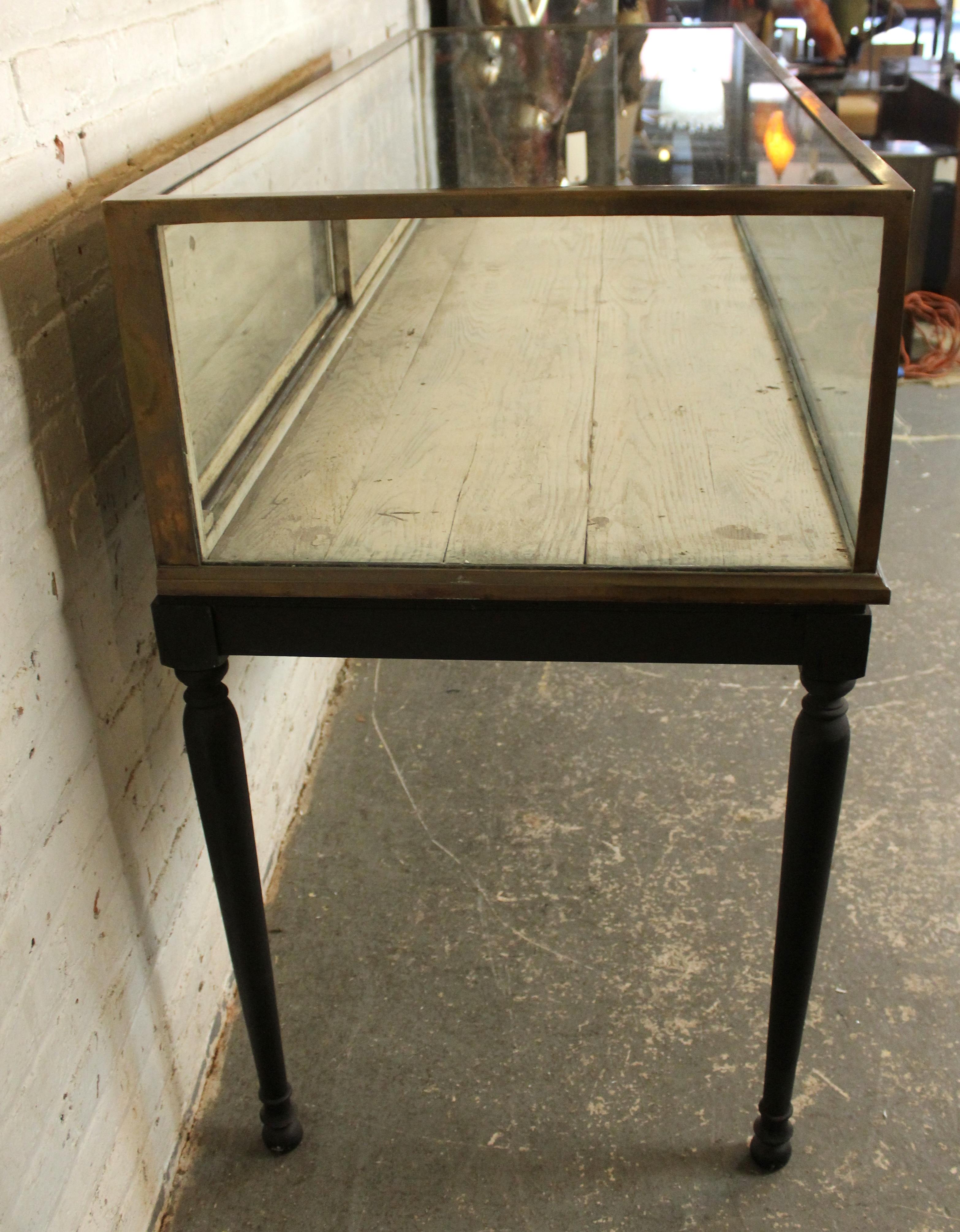 Victorien Grande vitrine ancienne de Charles F. Biele and Sons en vente