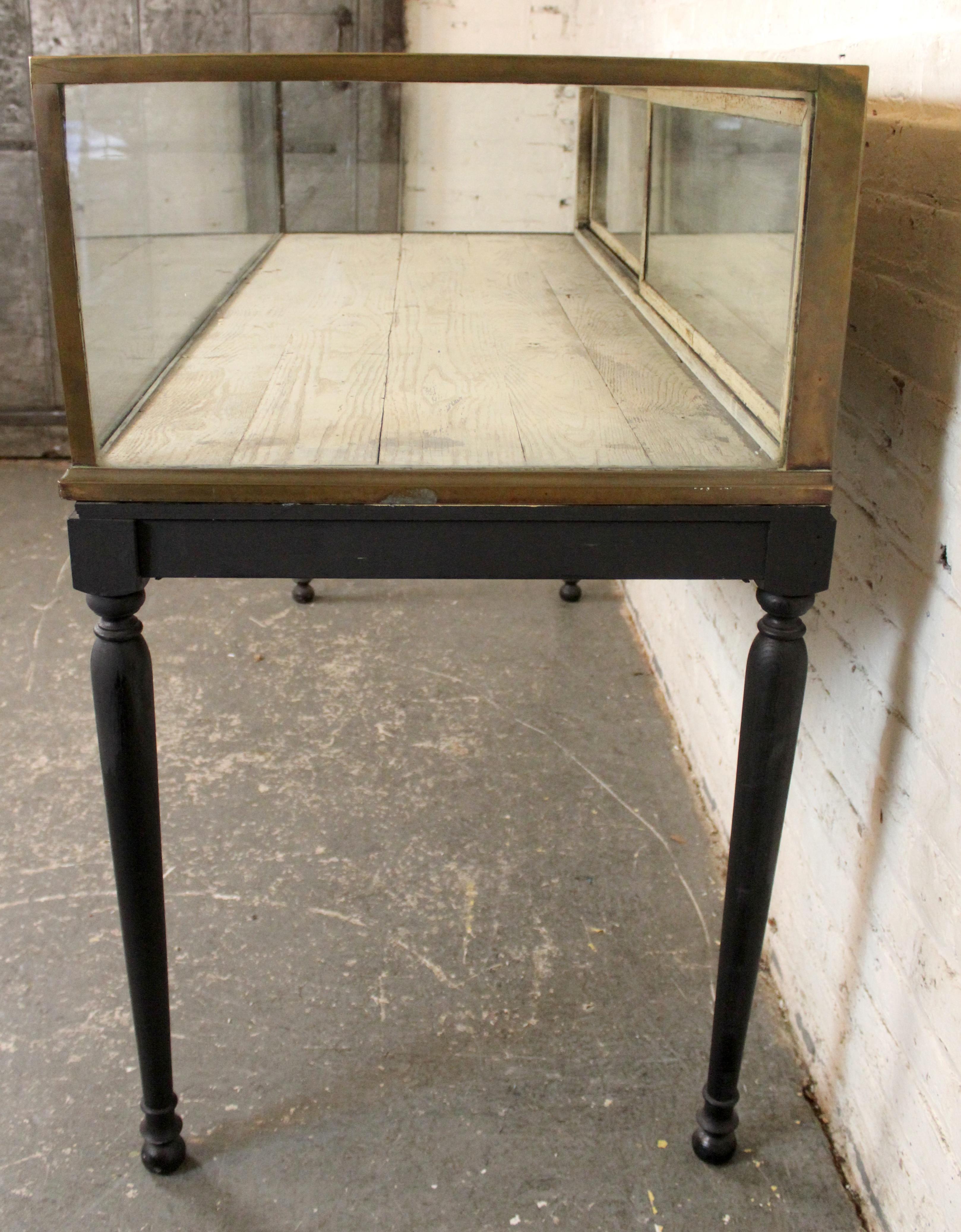 Américain Grande vitrine ancienne de Charles F. Biele and Sons en vente