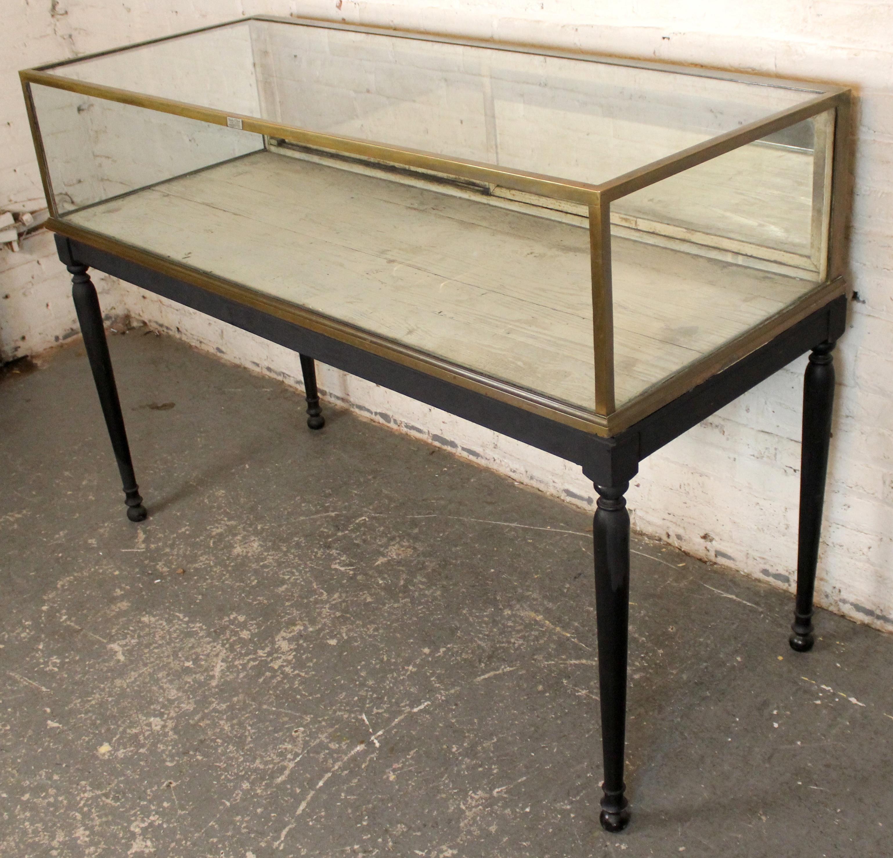 Grande vitrine ancienne de Charles F. Biele and Sons Bon état - En vente à Brooklyn, NY