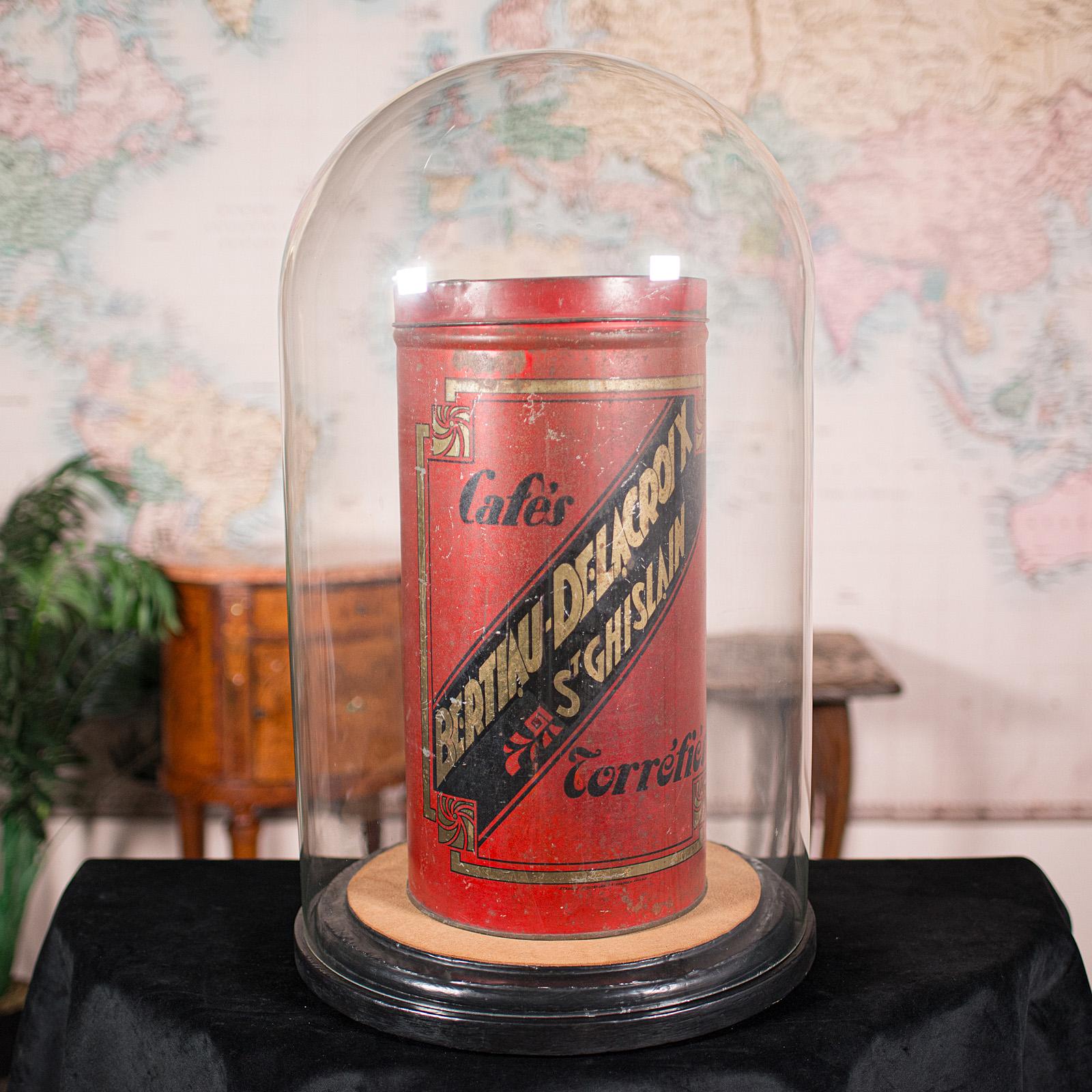 
Se trata de una gran cúpula de exposición antigua. Vitrina inglesa para taxidermia, de vidrio campaniforme y caoba ebonizada, de principios de la época victoriana, hacia 1850.

Magnífico ejemplar, con una generosa altura de 2' - ideal para