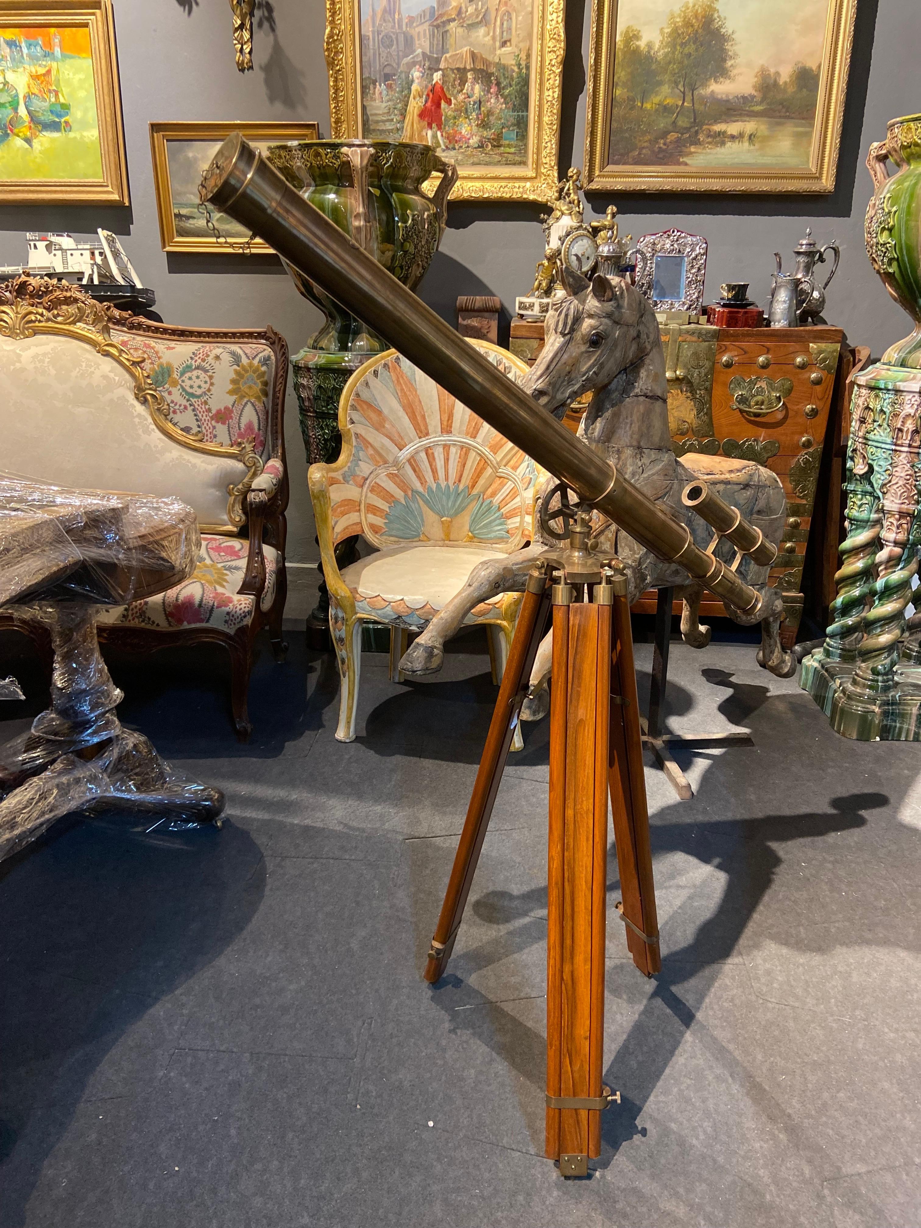 20th Century large antique double barel Victorian brass telescope raised on a foldable wooden tripod made in London in 1915.
Very good original condition.

