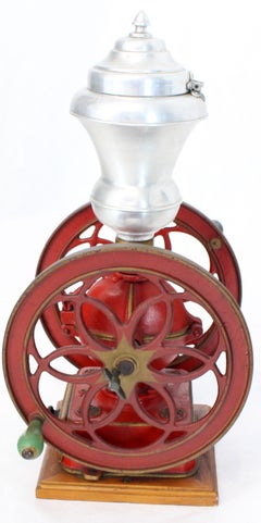 Grande macinacaffè antico a doppia ruota in ghisa rosso fuoco molto pulito