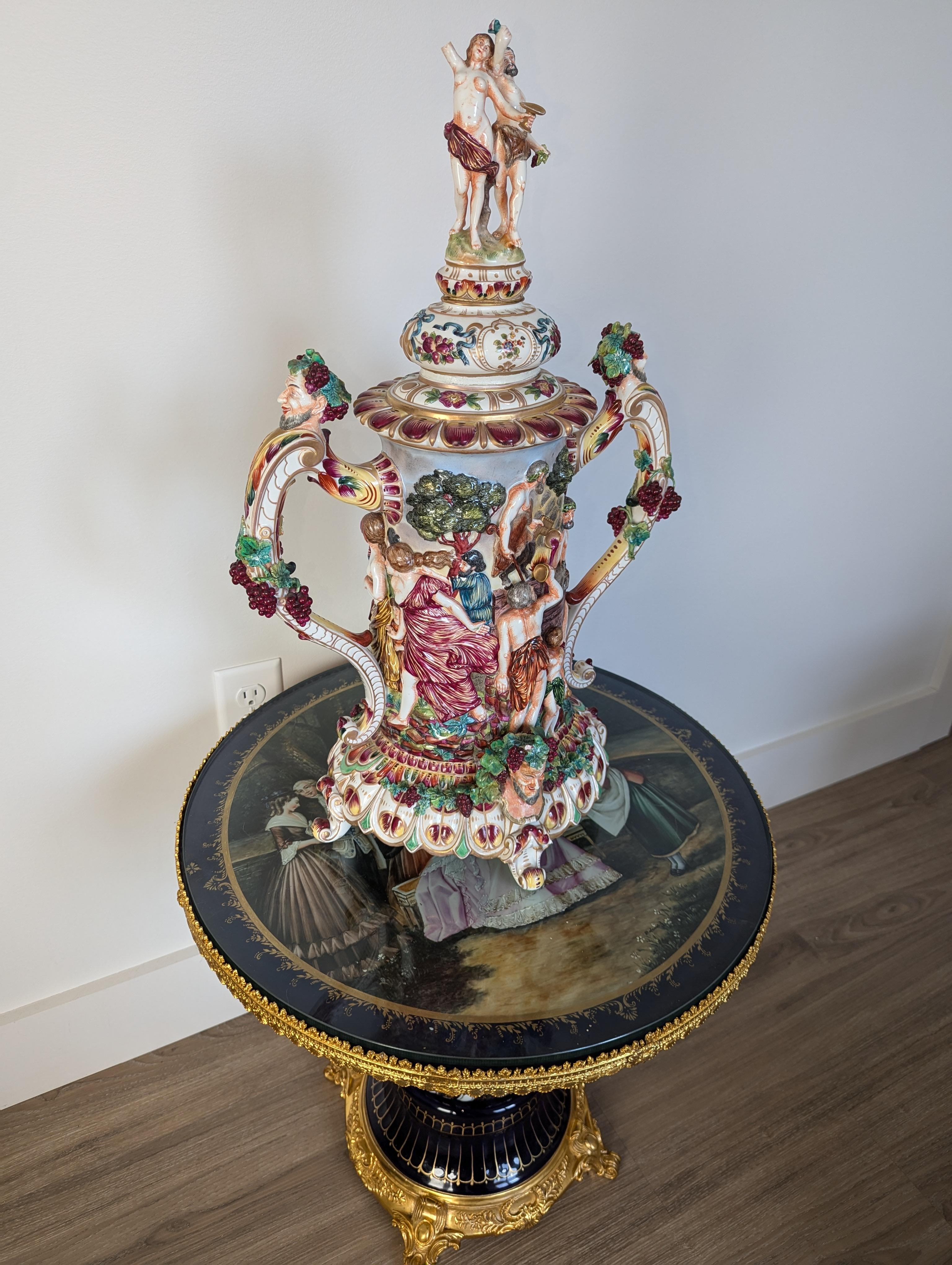 Rococò Grande boccale da vino antico a doppio manico di Capodimonte con figura mitologica dell'uva in vendita