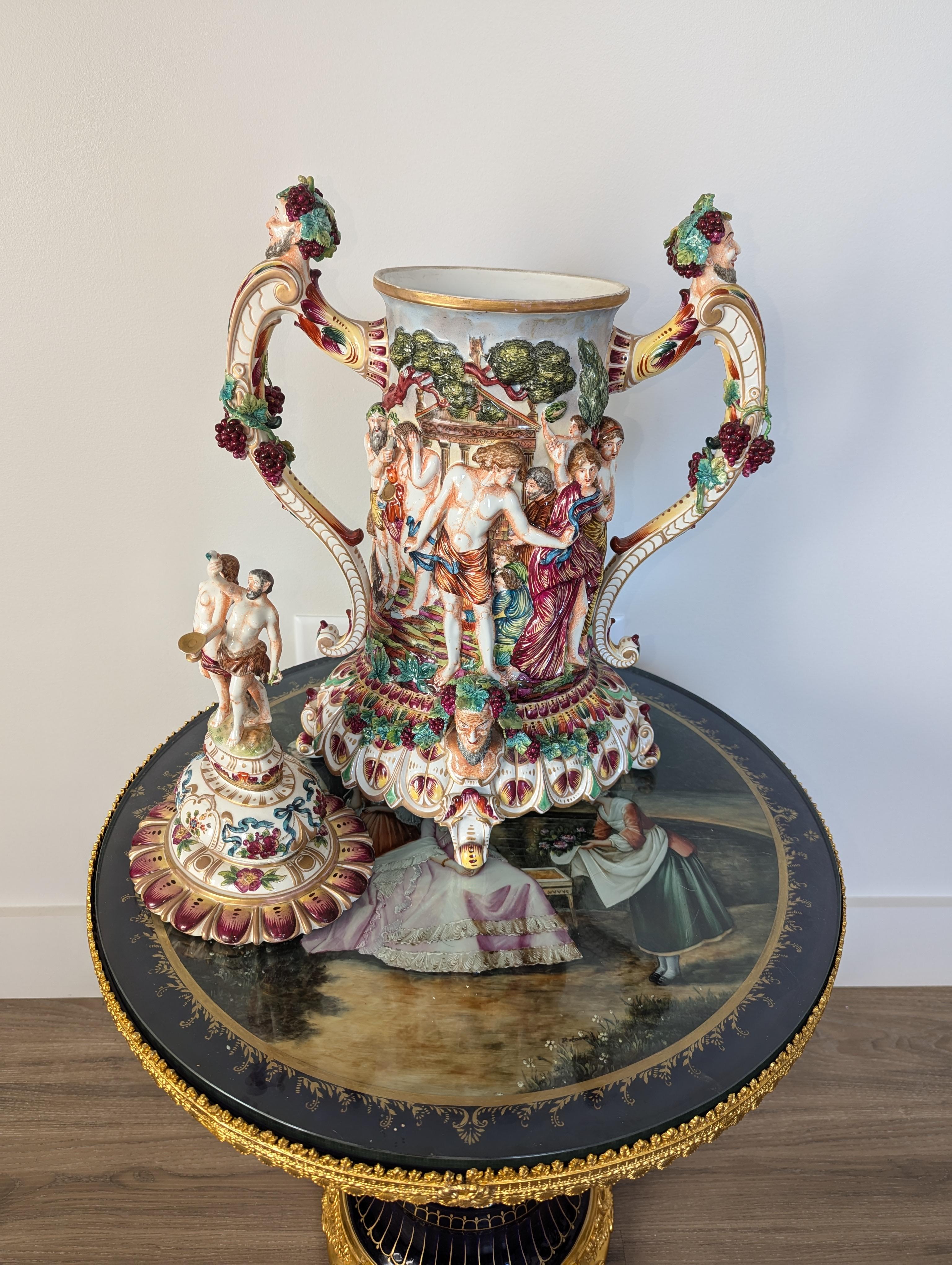 Intagliato a mano Grande boccale da vino antico a doppio manico di Capodimonte con figura mitologica dell'uva in vendita