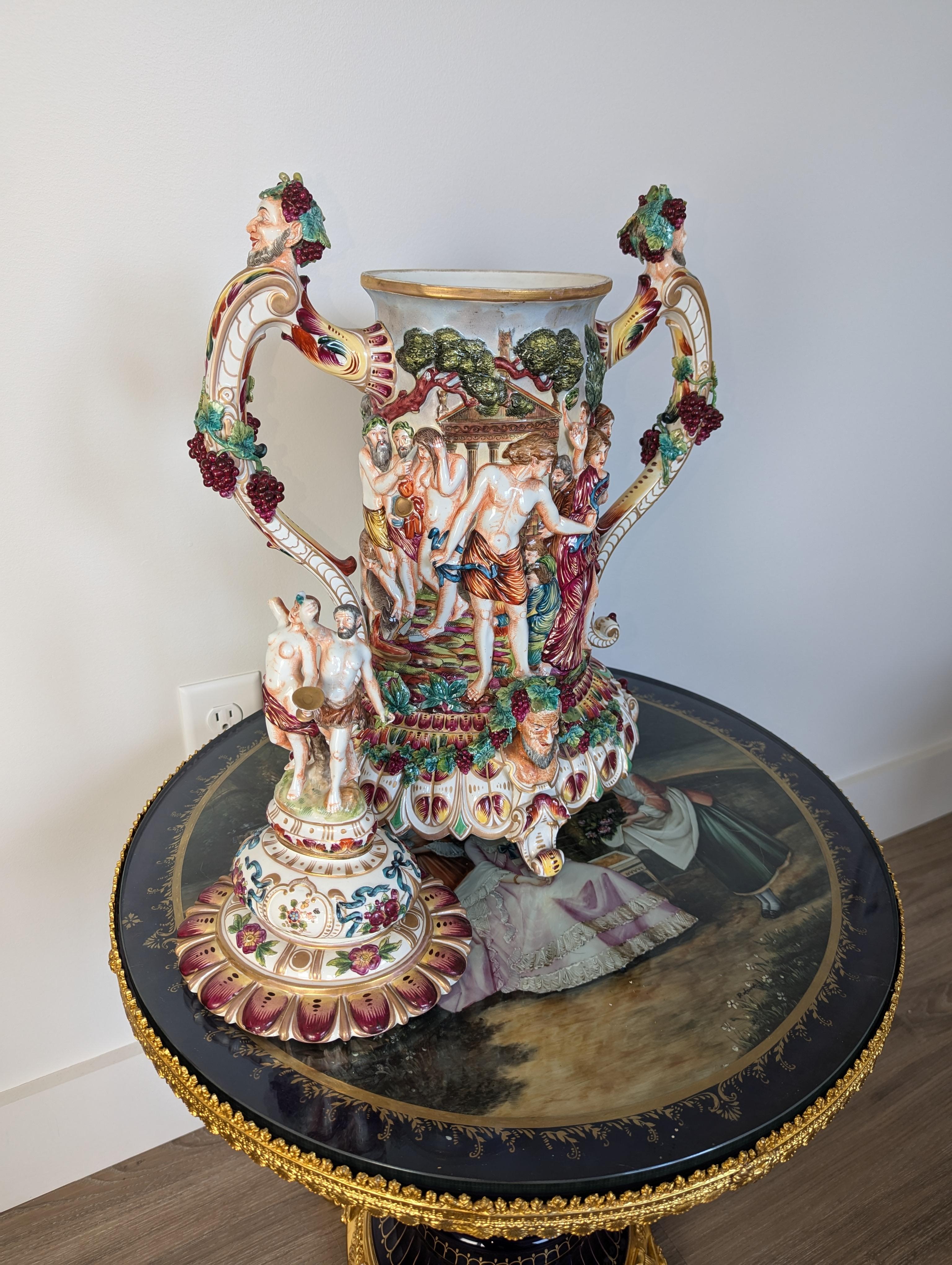 Grande boccale da vino antico a doppio manico di Capodimonte con figura mitologica dell'uva In condizioni buone in vendita a New Milford, CT