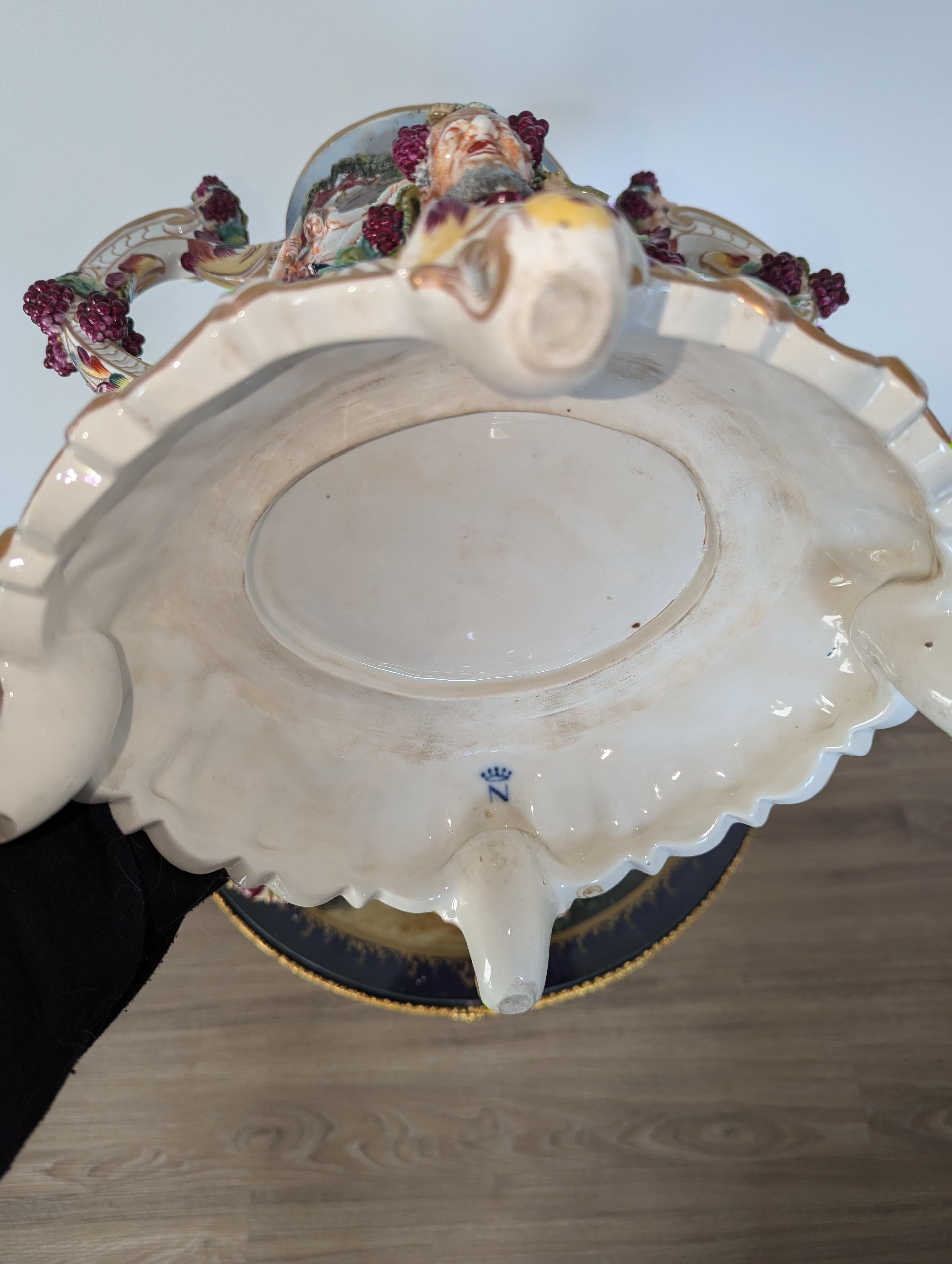 XIX secolo Grande boccale da vino antico a doppio manico di Capodimonte con figura mitologica dell'uva in vendita