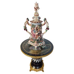 Grande boccale da vino antico a doppio manico di Capodimonte con figura mitologica dell'uva