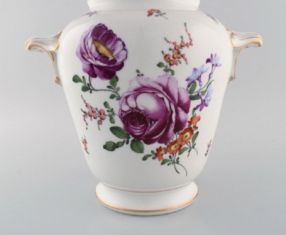 Large Antique Dresden Ornamental Vase in Hand-Painted Porcelain In Excellent Condition For Sale In Copenhagen, DK