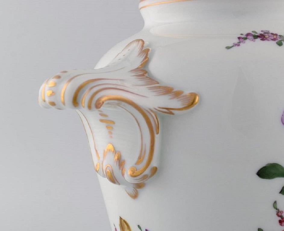 Large Antique Dresden Ornamental Vase in Hand-Painted Porcelain For Sale 1