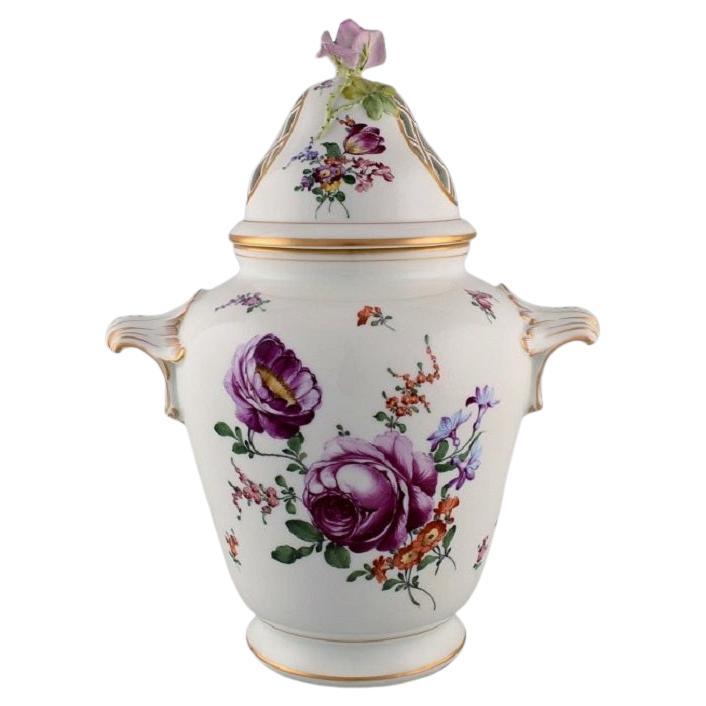 Grand vase ornemental ancien de Dresde en porcelaine peinte à la main