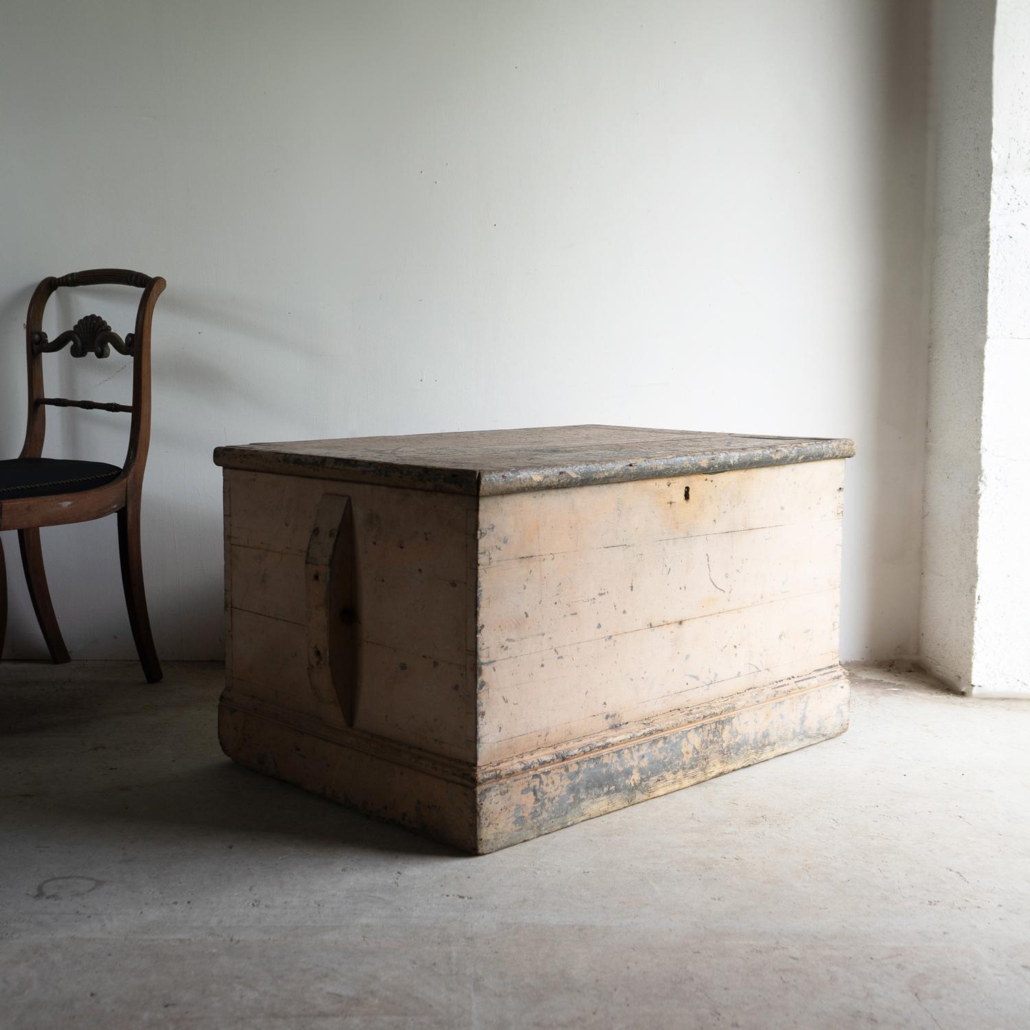 ANTIQUE PAINTED SEAMAN’S TRUNK/COFFEE TABLE

A decorative and useful chest of large proportions, constructed of pine.

Originally would have been used by a sailor at sea to store personal items, tools and valuables during a voyage.

Old, naturally