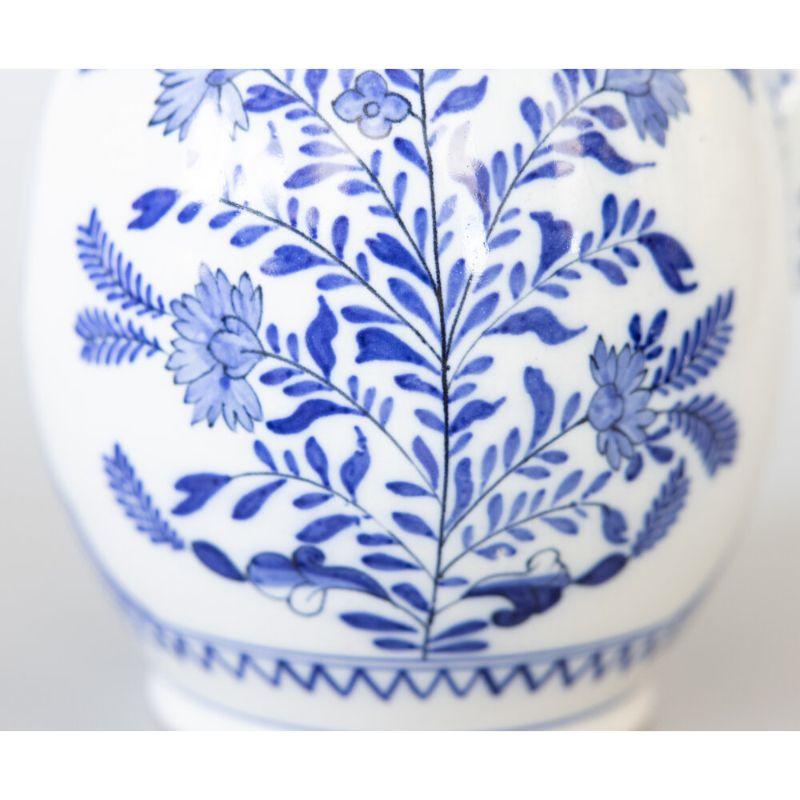 Chinoiseries Grande aiguière hollandaise ancienne à pichet à fleurs en faïence de Delft en vente