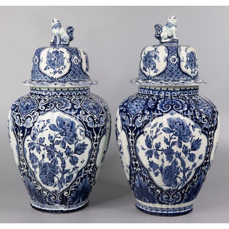 Large Antique Dutch Delft Lidded Ginger Jars Vases, Set of 2 In Good Condition In Pearland, TX