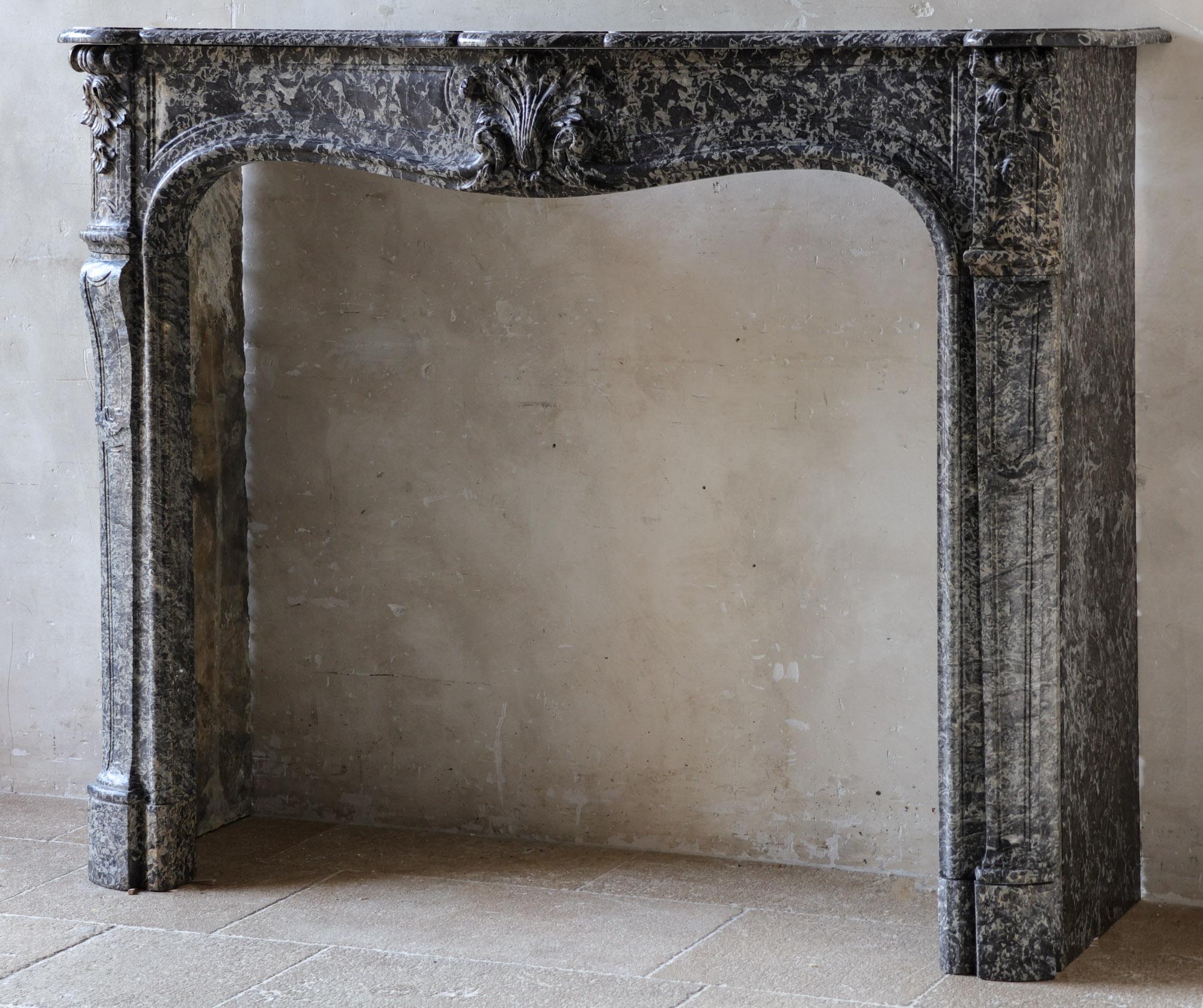 Large antique Dutch Fireplace Mantel in St. Anne marble - 18th/19th Century In Good Condition For Sale In Baambrugge, NL