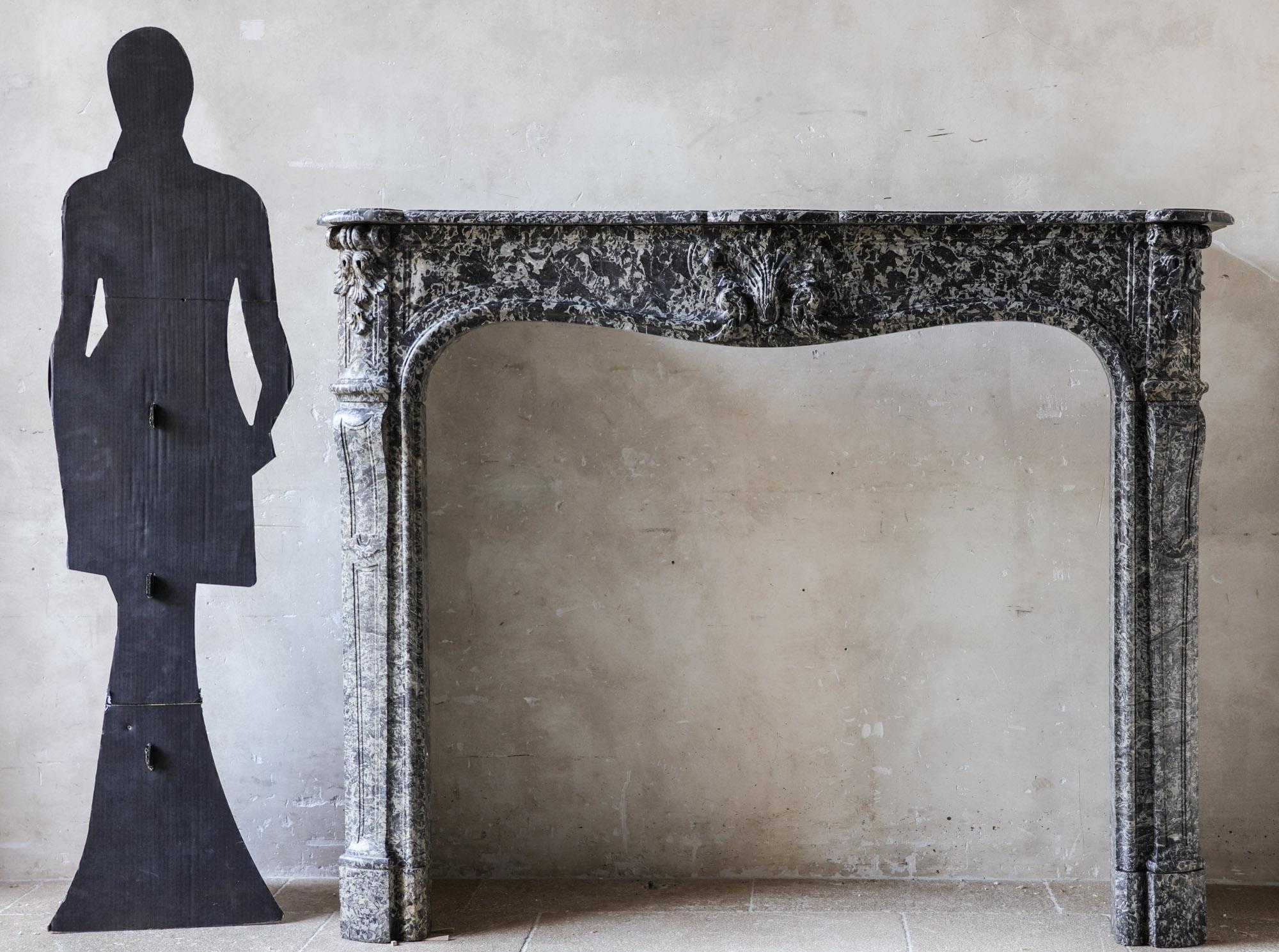 Large antique Dutch Fireplace Mantel in St. Anne marble - 18th/19th Century For Sale 1