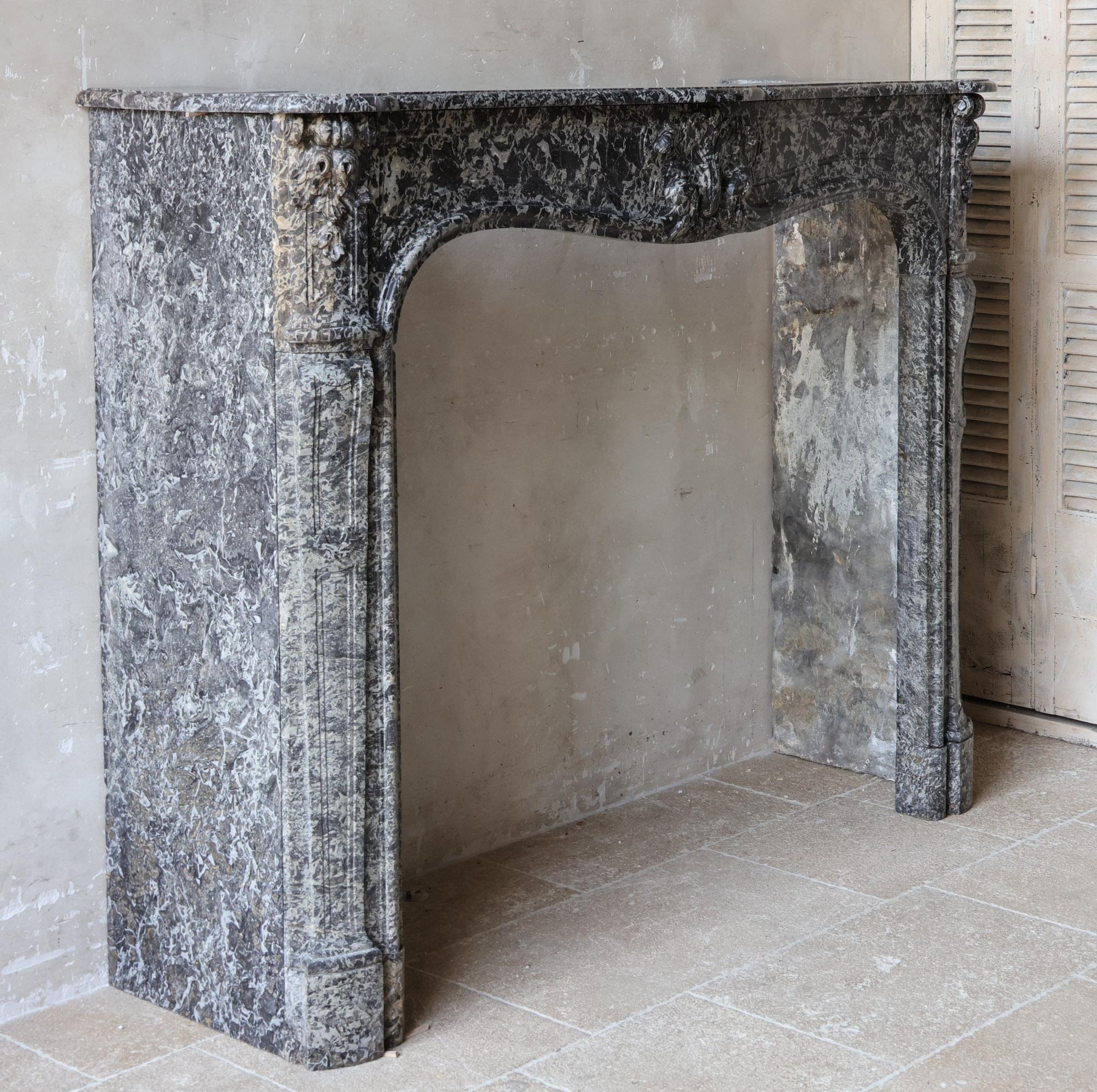 Large antique Dutch Fireplace Mantel in St. Anne marble - 18th/19th Century For Sale 3