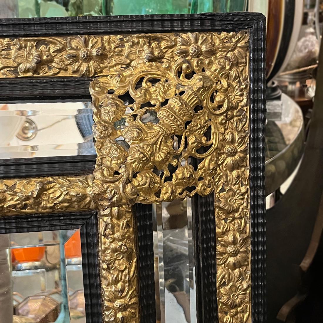 Ein niederländischer Spiegel aus ebonisiertem Holz aus der Mitte des späten 19. Jahrhunderts mit aufgesetztem Golddekor.

Abmessungen:
Höhe: 41