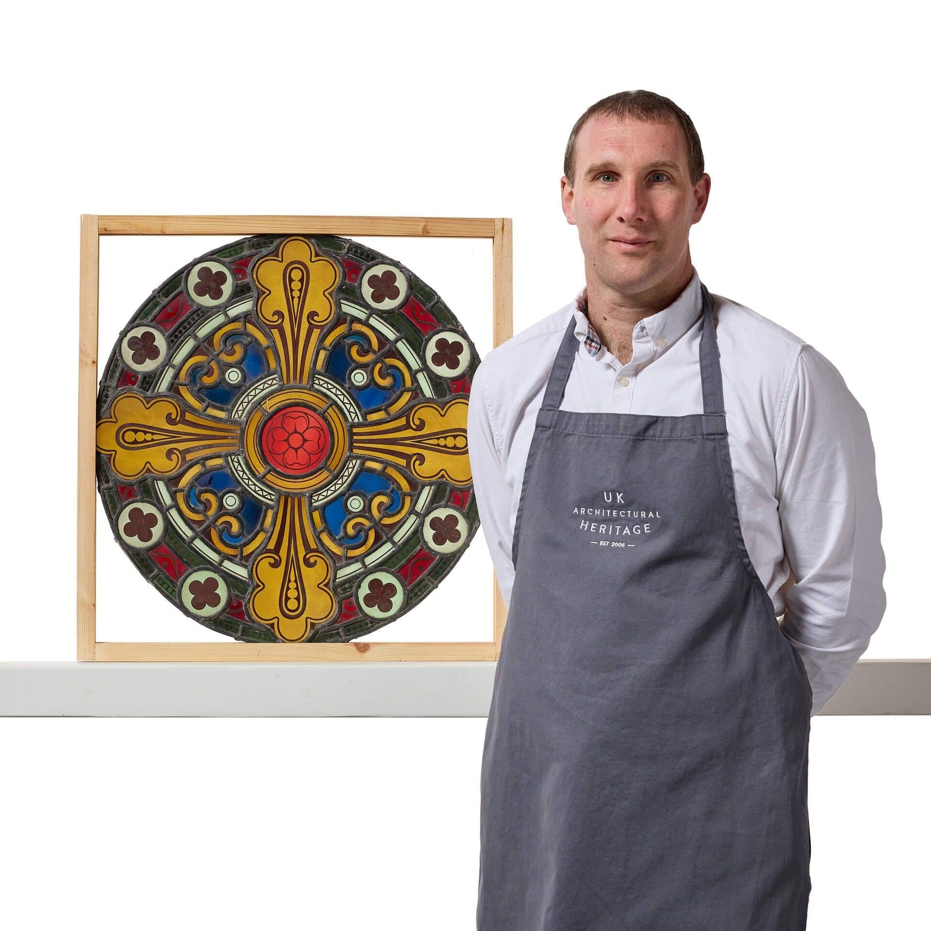 Ein großes antikes kirchliches, nachmittelalterliches Glasmalereirondell (ø59 cm). Wenn Sie ein Paar suchen, verkaufen wir auch ein weiteres Rondell in genau demselben Design.

Dieses antike Buntglasfenster aus der Zeit um 1850 zeichnet sich durch
