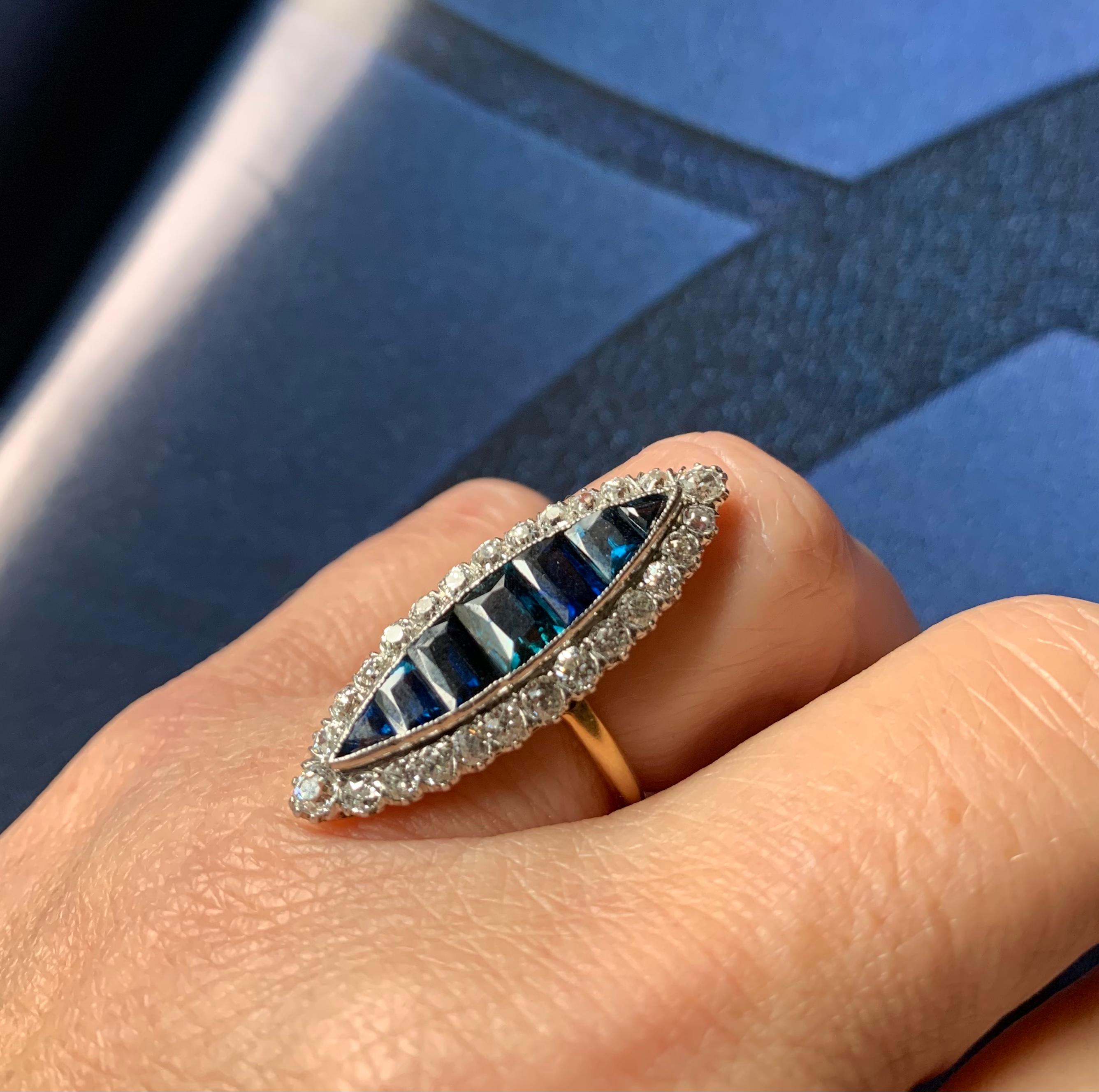 Élégante bague Navette en diamant et saphir d'époque édouardienne mesurant une longueur impressionnante de 33 mm, approximativement d'une jointure à l'autre du doigt. La forme gracieuse et sensuelle a la capacité d'allonger le doigt et de compléter