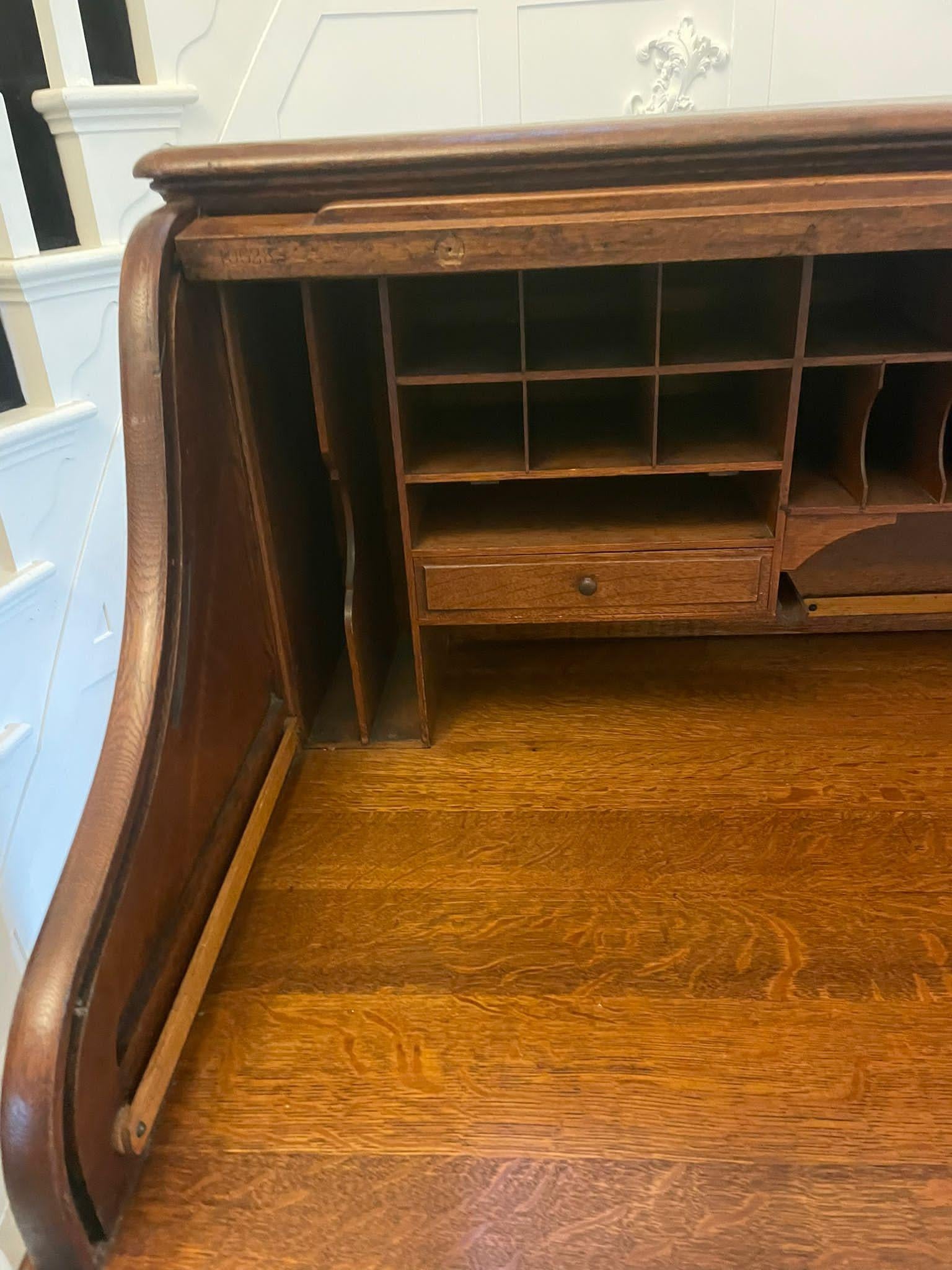 Großer antiker freistehender edwardianischer Roll-Top-Schreibtisch aus Eichenholz in Qualität (Englisch) im Angebot