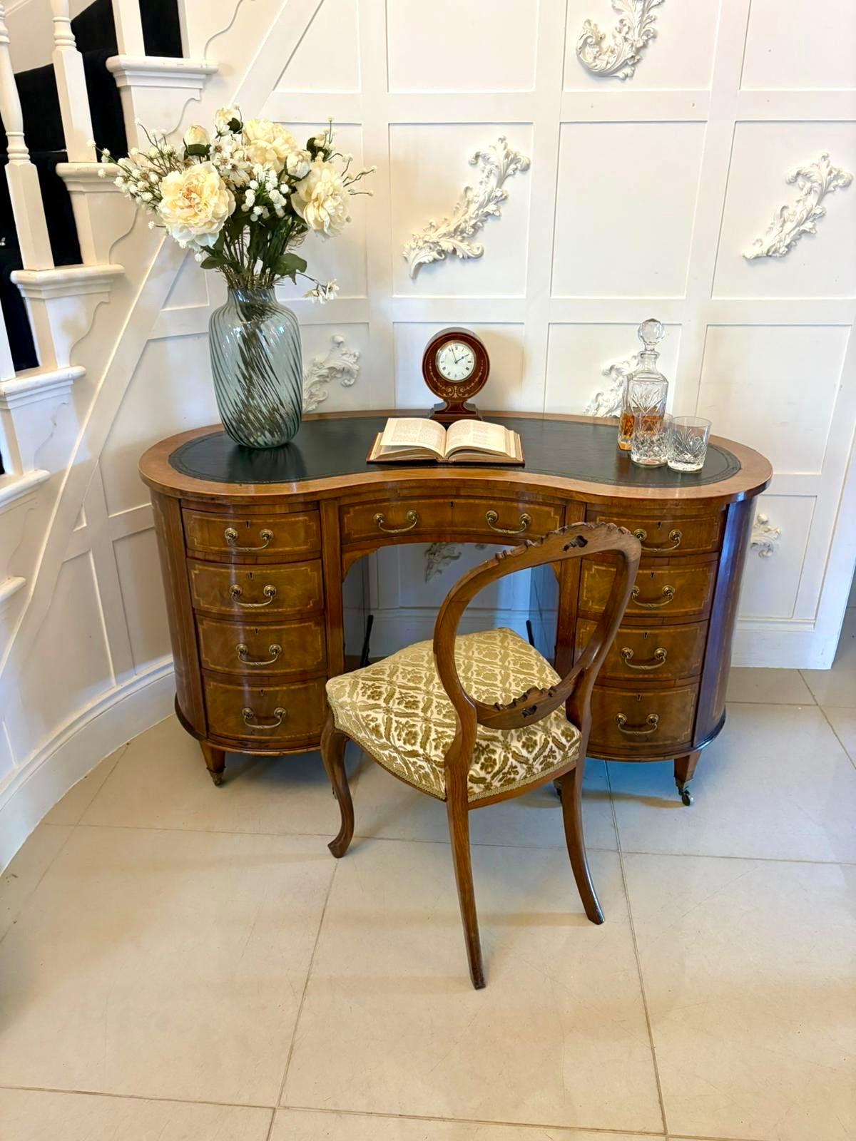 Grand bureau ancien de l'époque édouardienne en acajou incrusté, en forme de rein, avec un dessus en forme de rein en acajou incrusté avec une surface d'écriture en cuir au-dessus de 9 tiroirs en acajou avec du bois de satin incrusté et des poignées