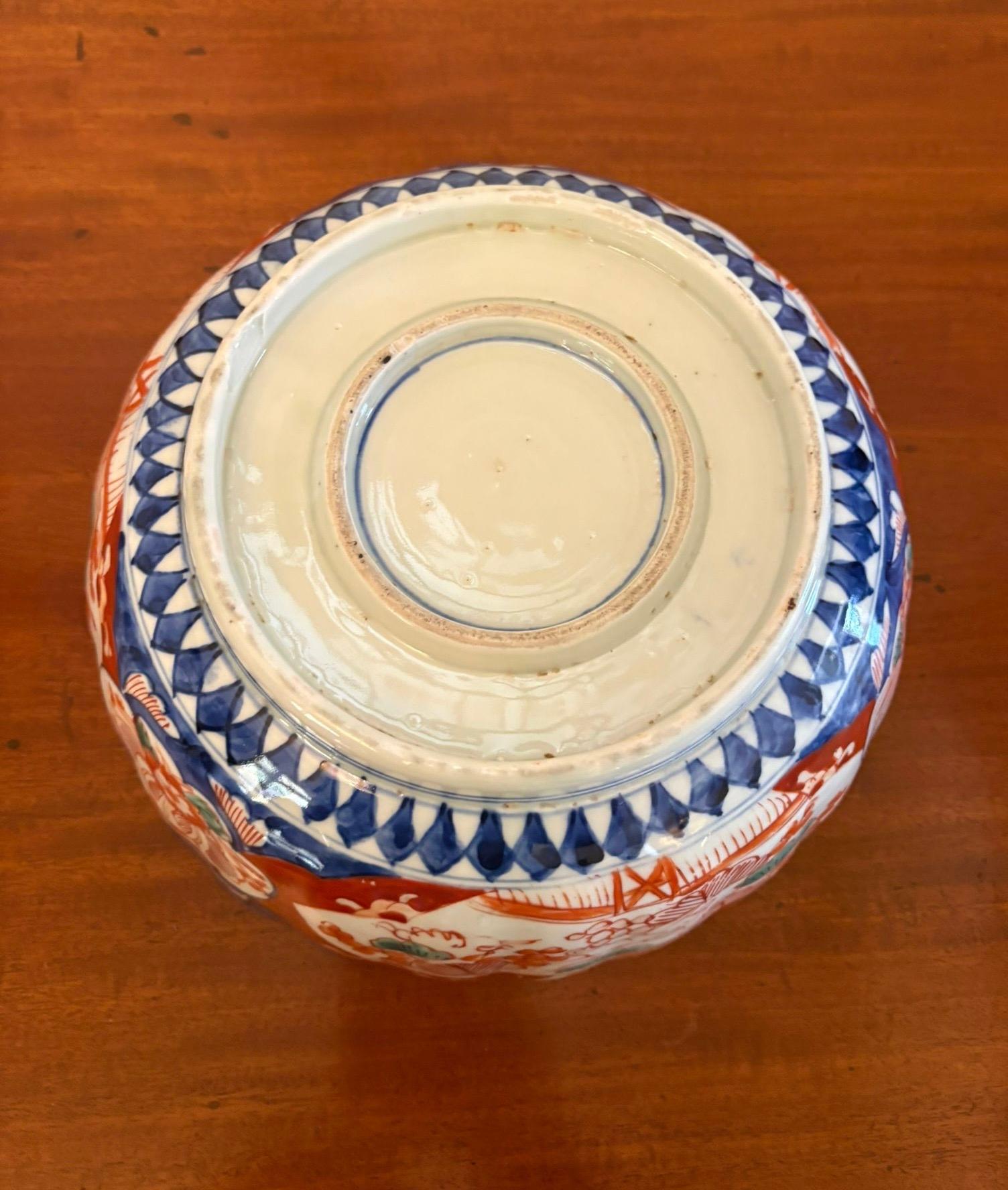 Große, antike, edwardianische japanische Imari-Schale mit einer großen, runden Schale mit hochwertiger, handgemalter Dekoration in wunderschönen roten, blauen, grünen, weißen und goldenen Farben.

In schönem Zustand, keine Chips oder