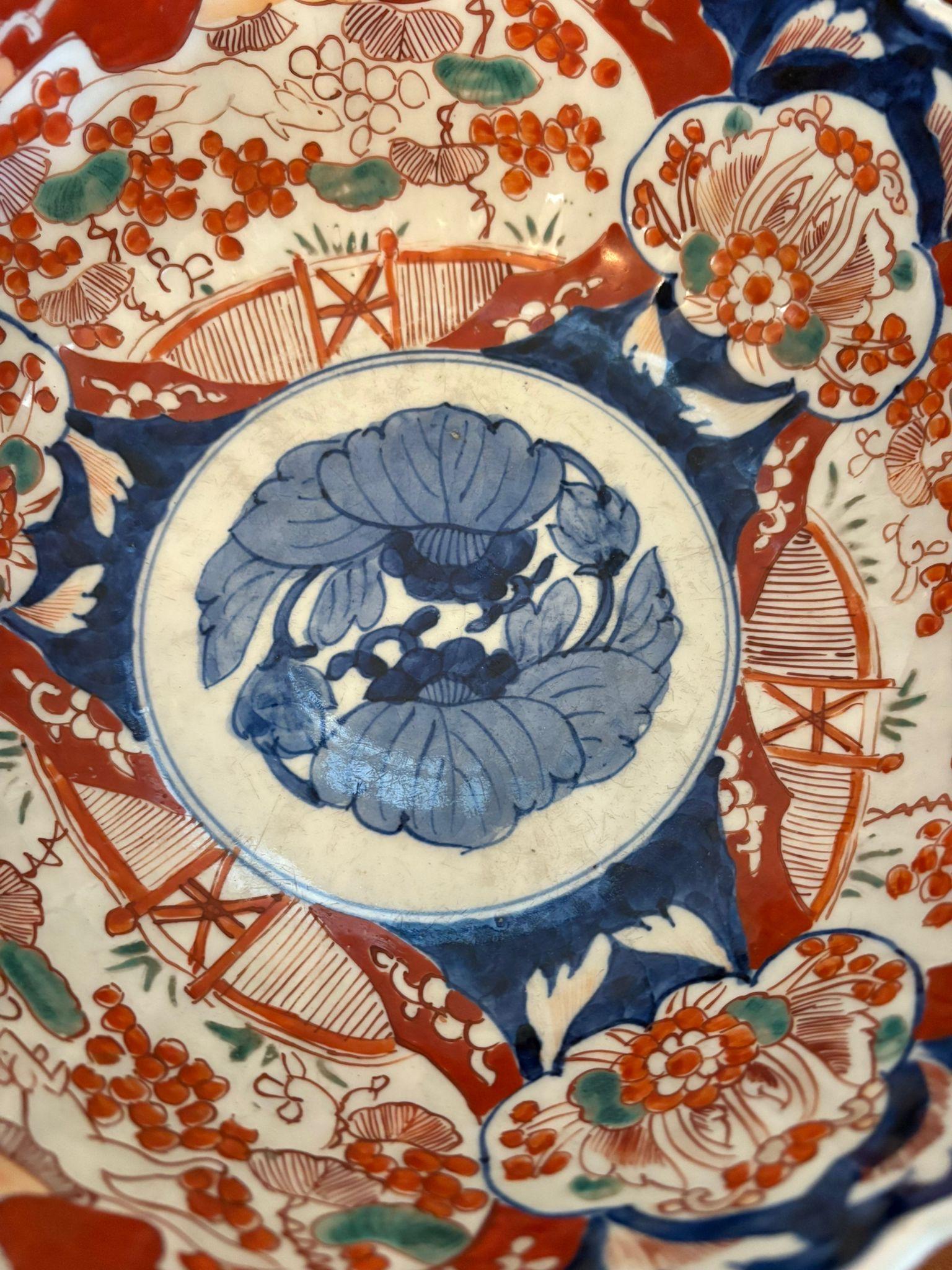 Große antike japanische Imari-Schale in edwardianischer Qualität im Zustand „Gut“ im Angebot in Suffolk, GB
