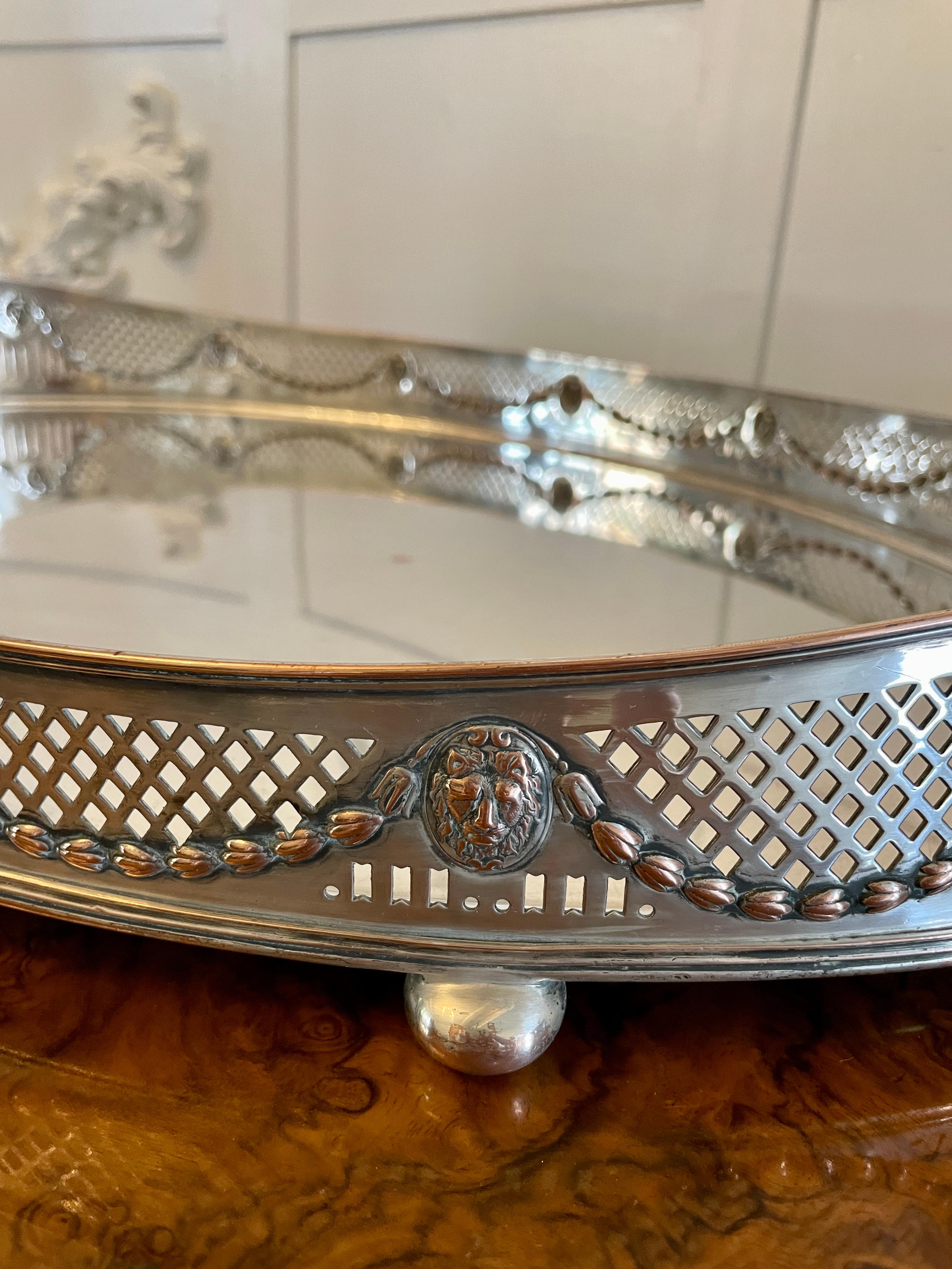 20ième siècle  Grand plateau à thé de forme ovale de qualité édouardienne en métal argenté  en vente