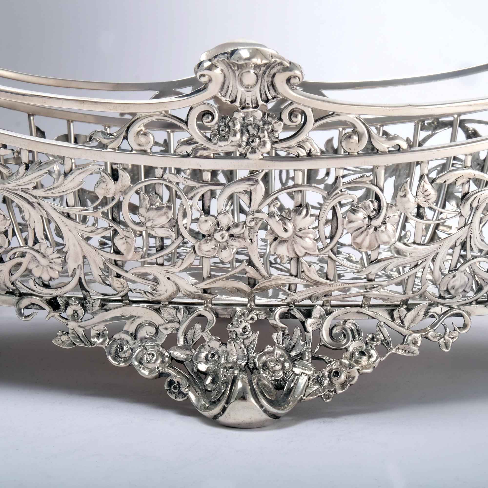 Large Antique Edwardian Silver Fruit Basket In Good Condition In London, GB