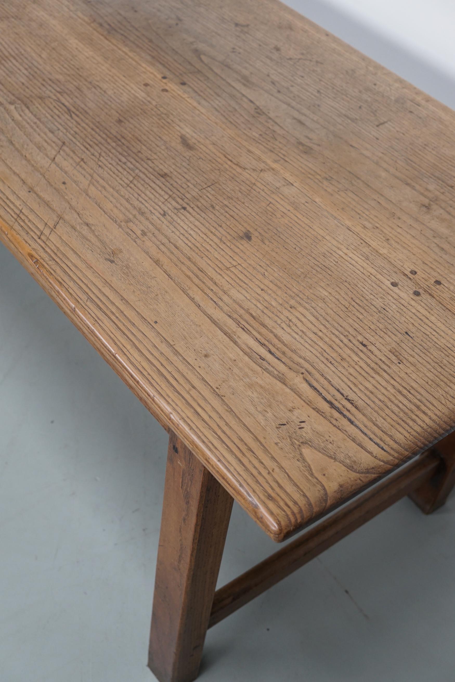 Questo elegante tavolo è stato realizzato in Francia nel XIX secolo. Il piano del tavolo è in olmo con bellissime venature. Ha un colore molto caldo e il tavolo presenta molti segni d'uso, vecchie riparazioni e un'ottima patina. L'altezza del