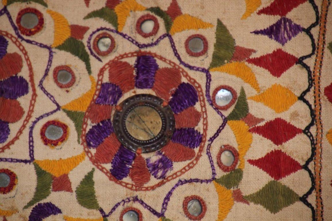 Grand panneau brodé ancien avec motif floral d'Inde en vente 7