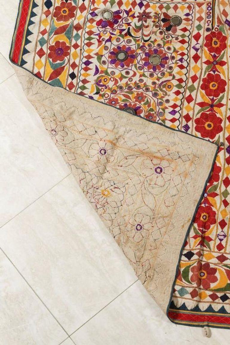 XIXe siècle Grand panneau brodé ancien avec motif floral d'Inde en vente