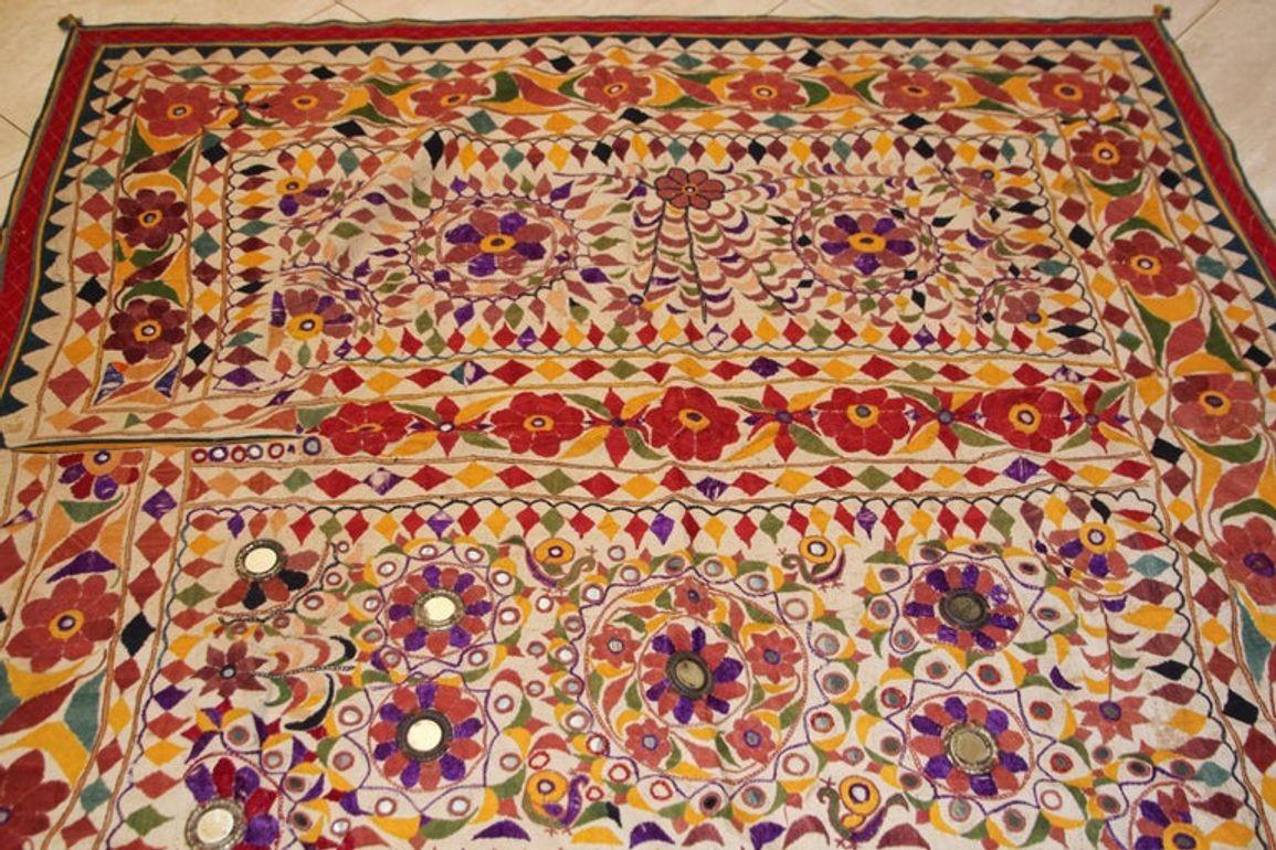 Grand panneau brodé ancien avec motif floral d'Inde en vente 1