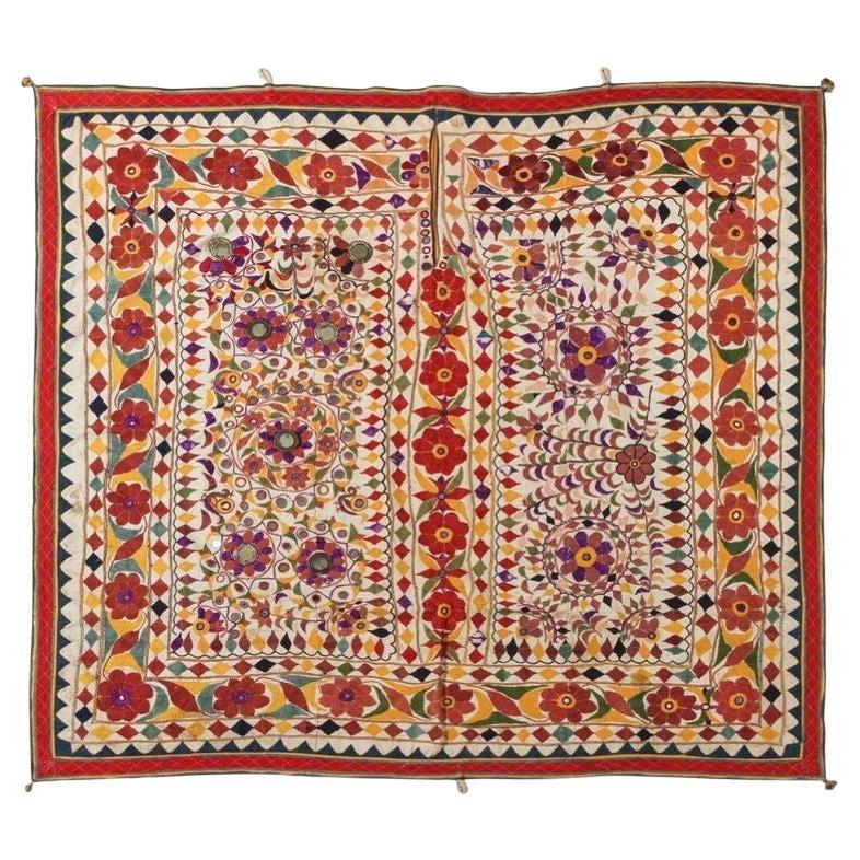 Große antike bestickte Tafel mit Blumenmuster aus Indien