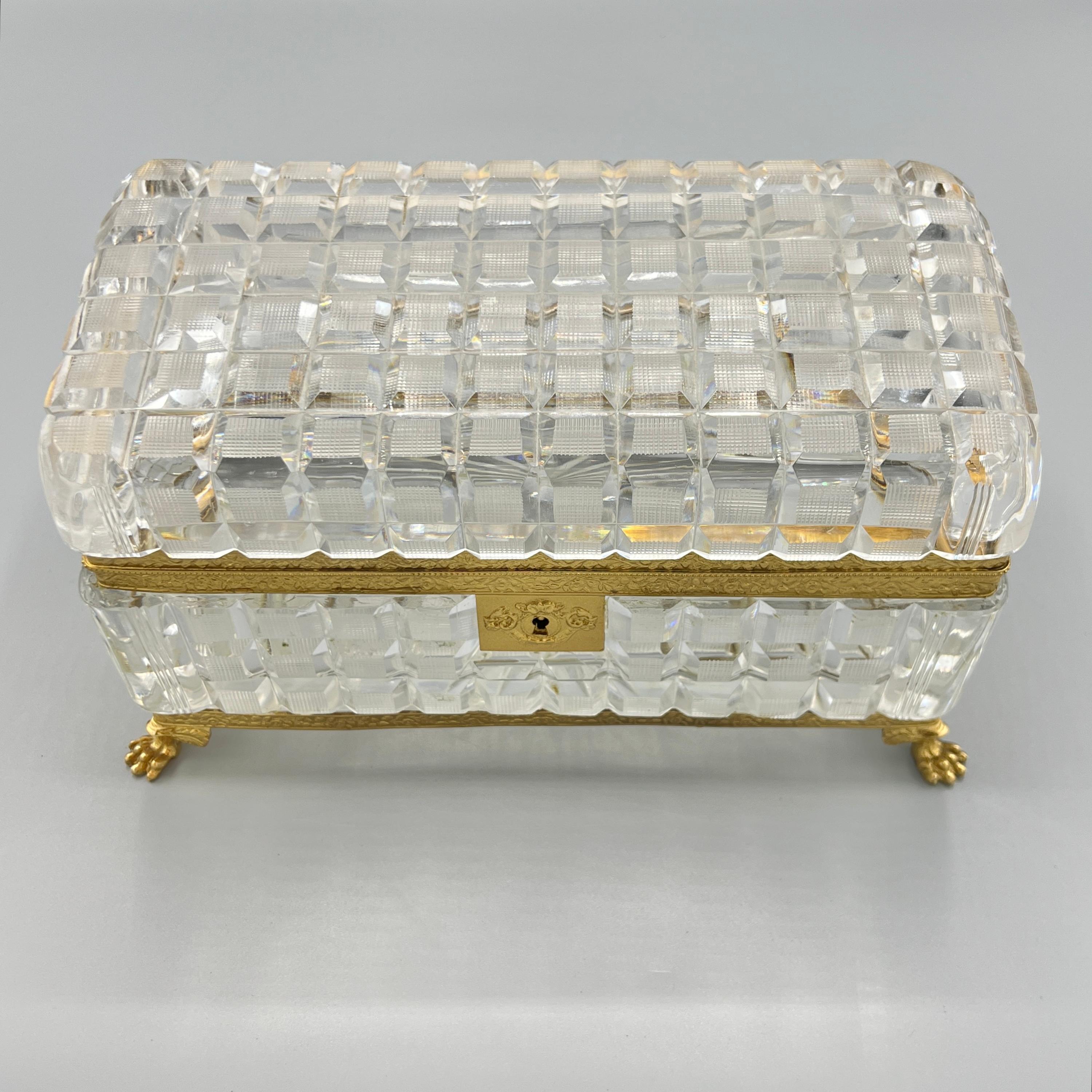 Très grand coffret ancien en cristal taillé avec des montures en métal doré.  9 3/4 par 4 3/4 par 5 1/2 pouces.