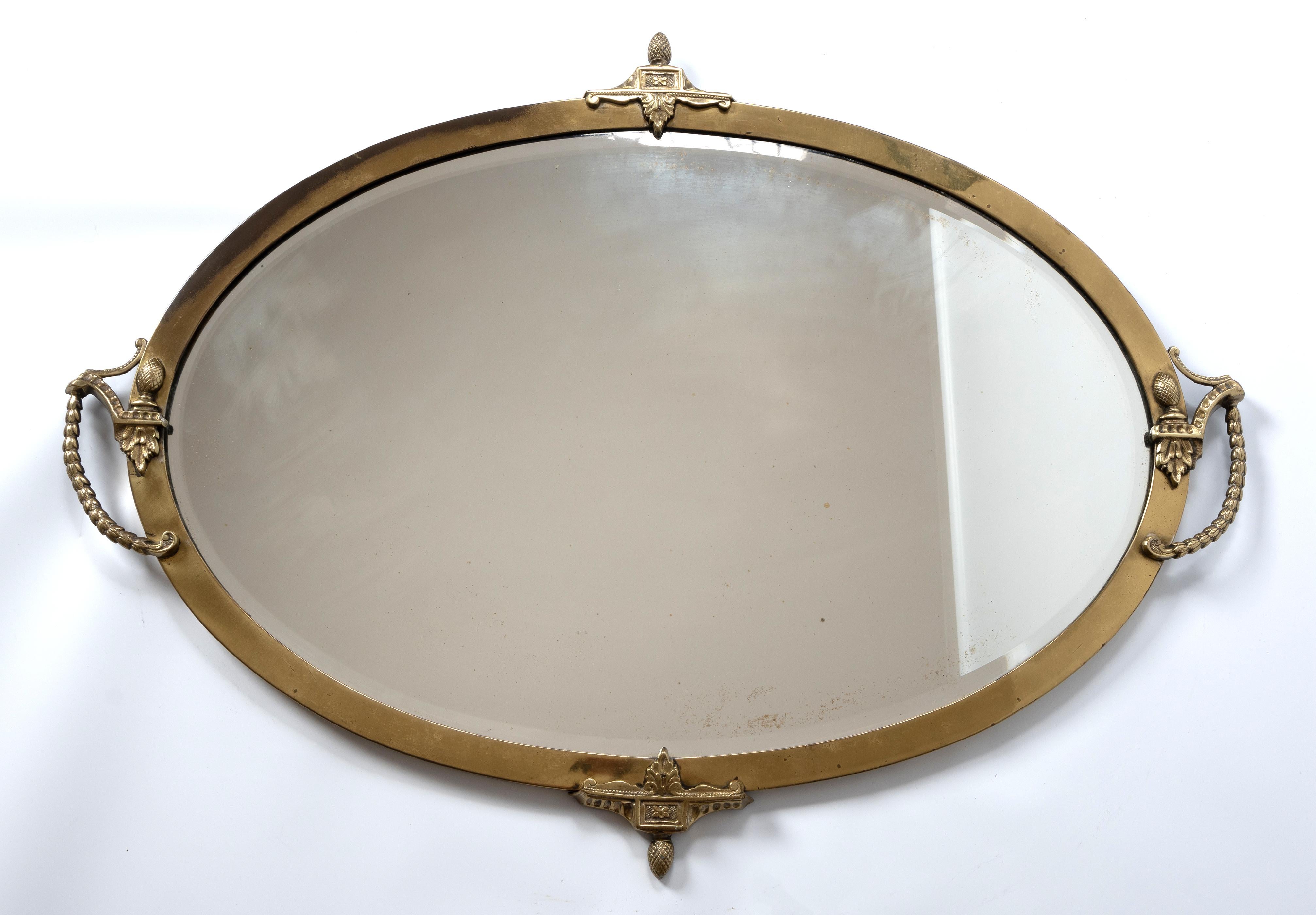 Grand miroir ovale anglais ancien Art Nouveau avec cadre en laiton, vers 1900
En bon état, présentant quelques signes mineurs d'usure dus à l'âge (voir photos), le fronton inférieur s'est légèrement détaché du cadre, ce qui n'est pas apparent
