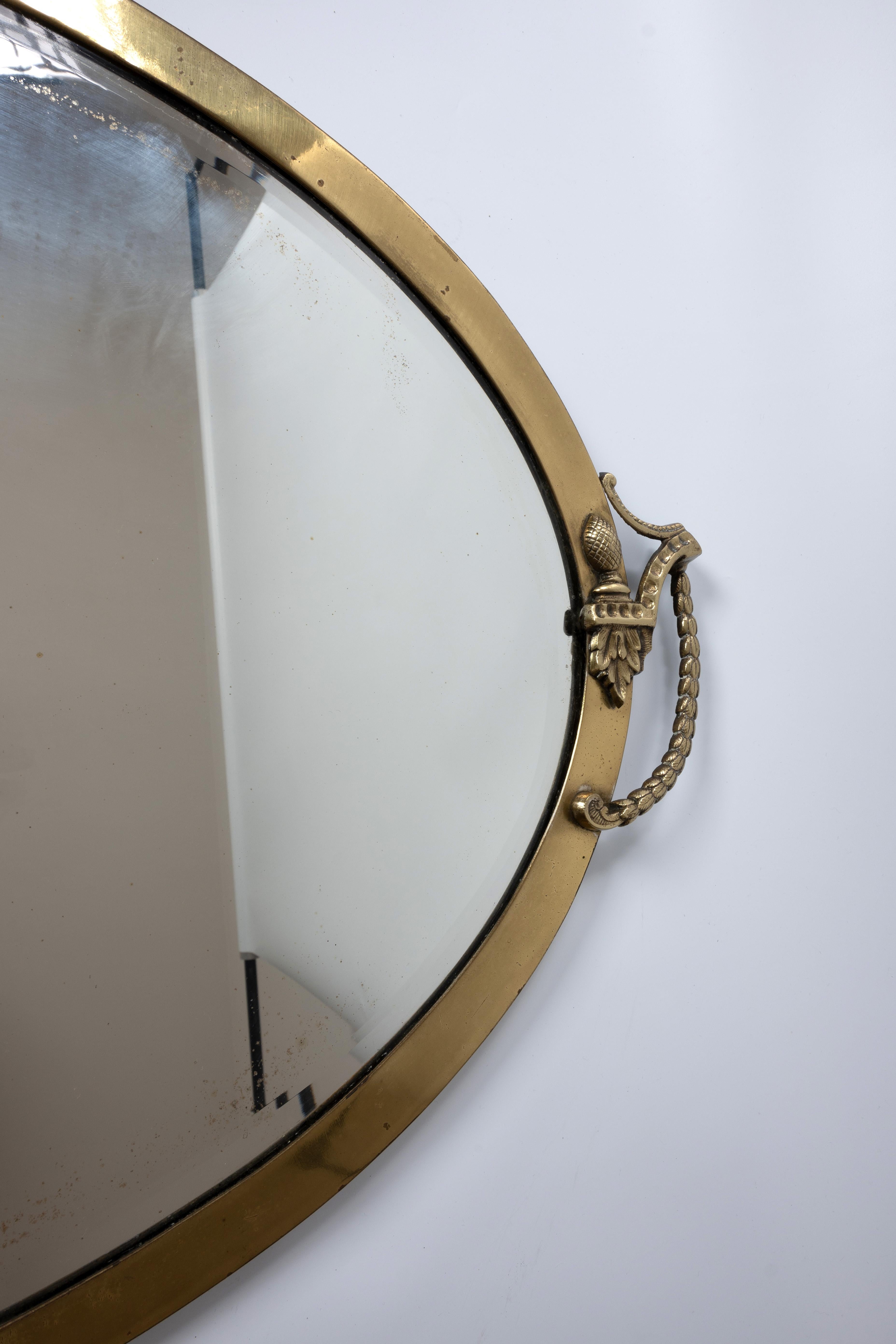 Grand miroir ovale anglais ancien Art Nouveau avec cadre en laiton, vers 1900 État moyen - En vente à London, GB