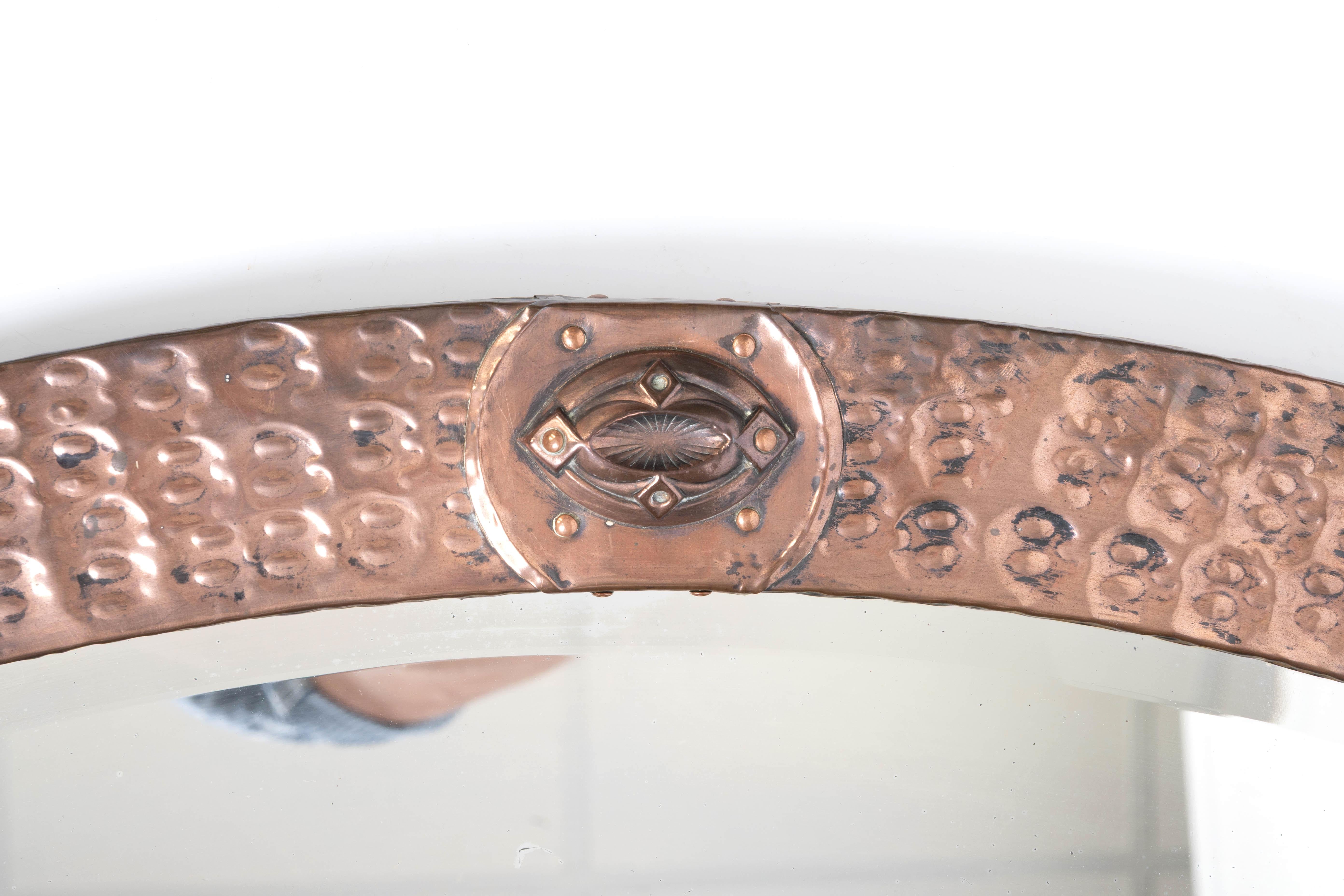 Gran espejo ovalado antiguo inglés Arts And Crafts de cobre martillado Liberty & Co. principios del siglo XX en venta