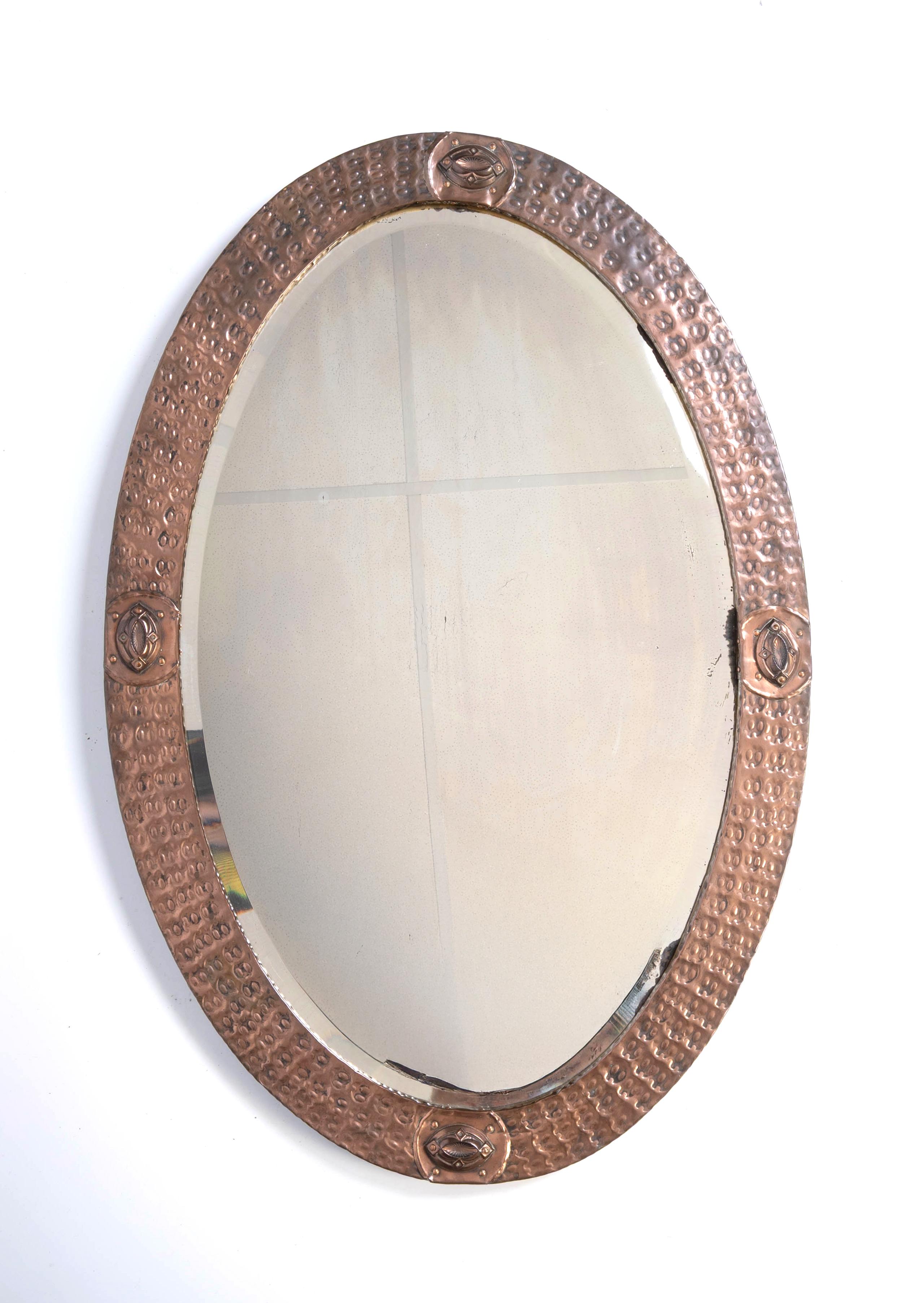Gran espejo ovalado antiguo inglés Arts And Crafts de cobre martillado Liberty & Co. Cobre en venta