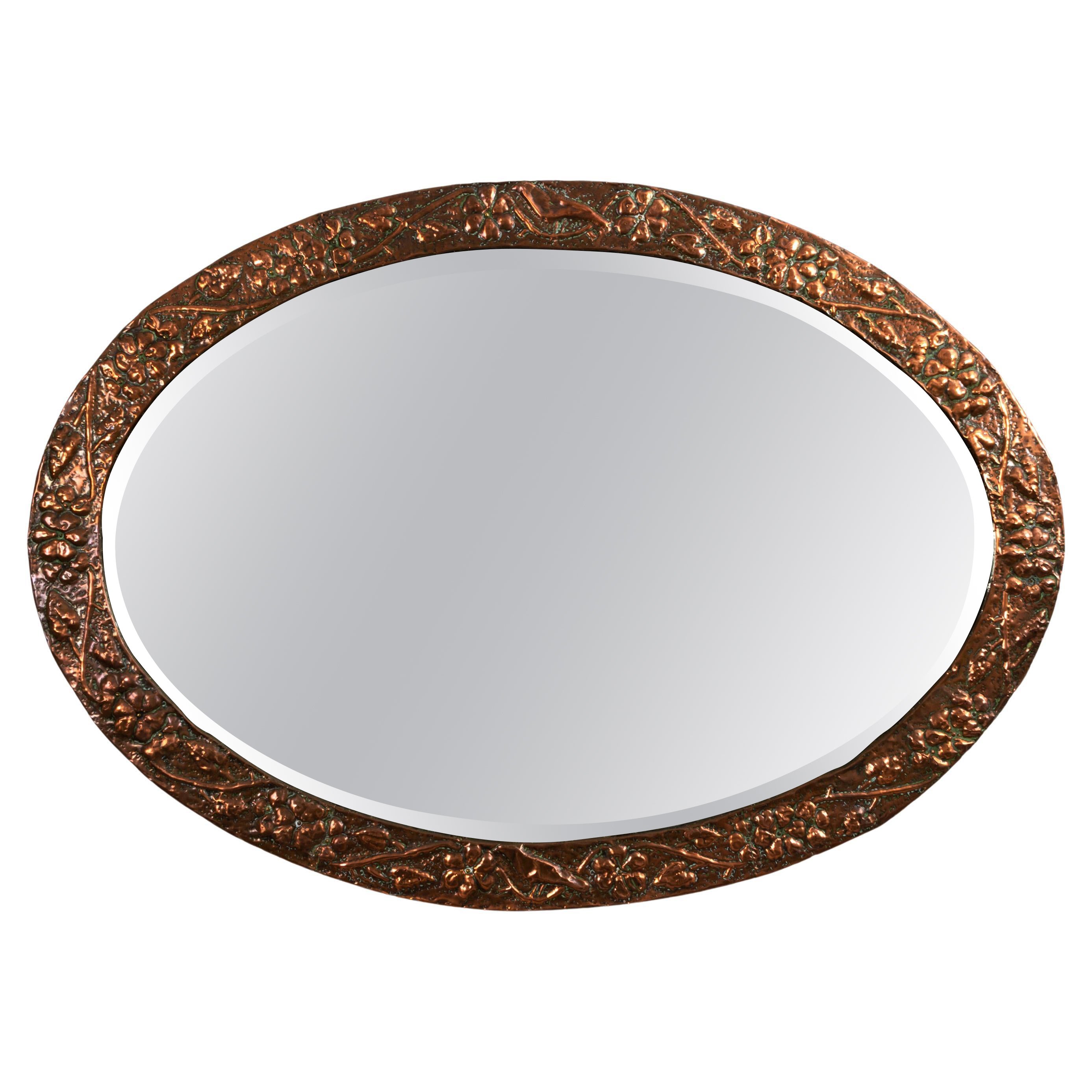Grand miroir ovale anglais ancien Arts & Crafts en cuivre de l'école Keswick, vers 1900