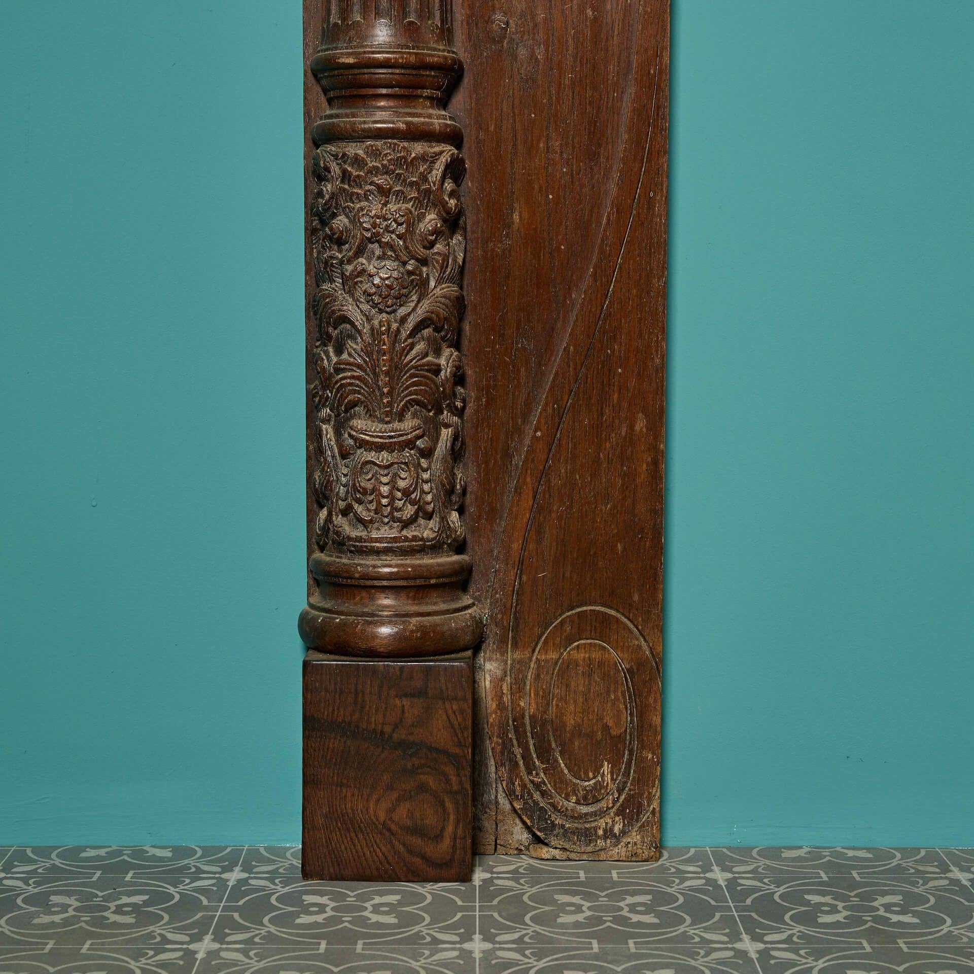 Anglais Grande cheminée anglaise ancienne en chêne sculpté en vente