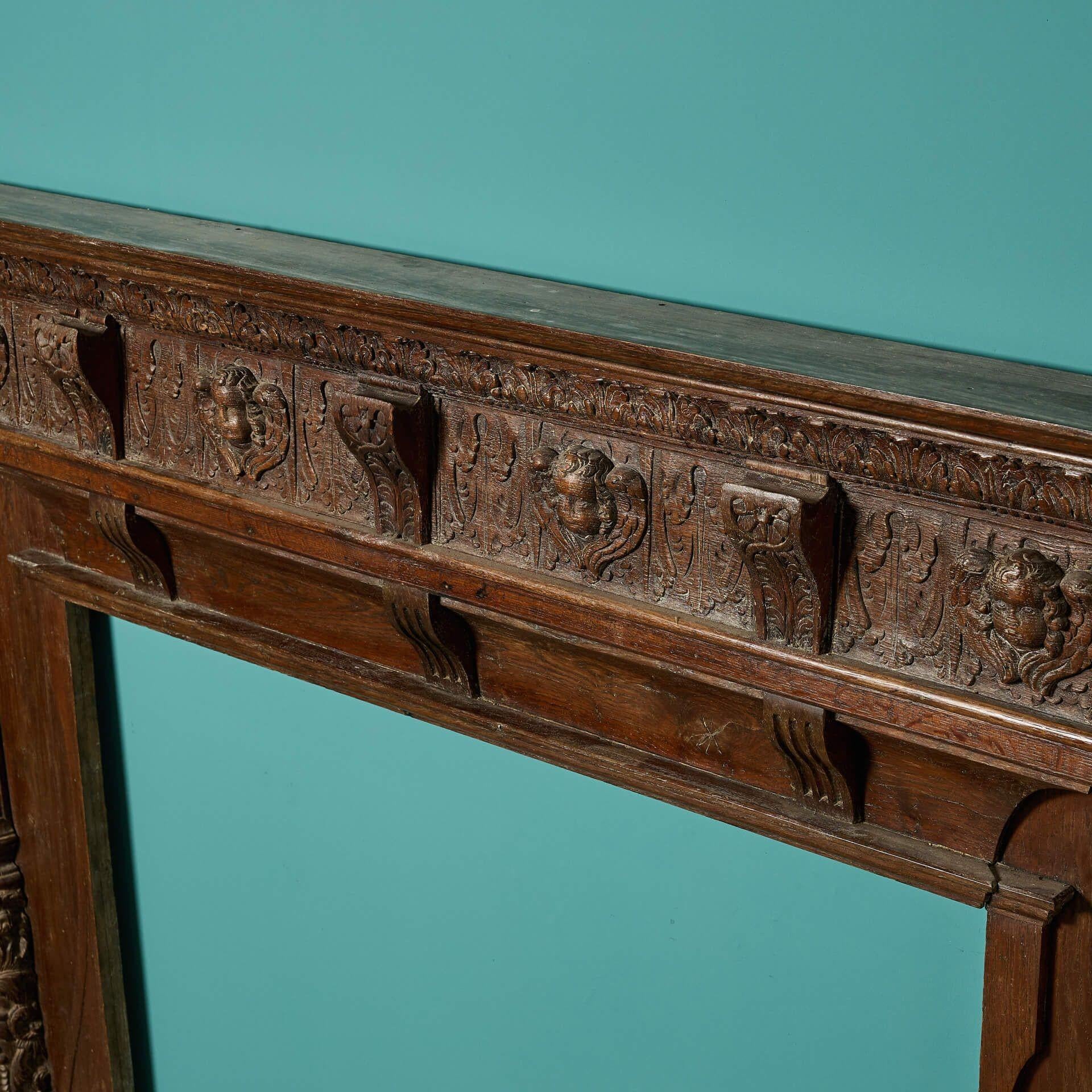 Grande cheminée anglaise ancienne en chêne sculpté État moyen - En vente à Wormelow, Herefordshire
