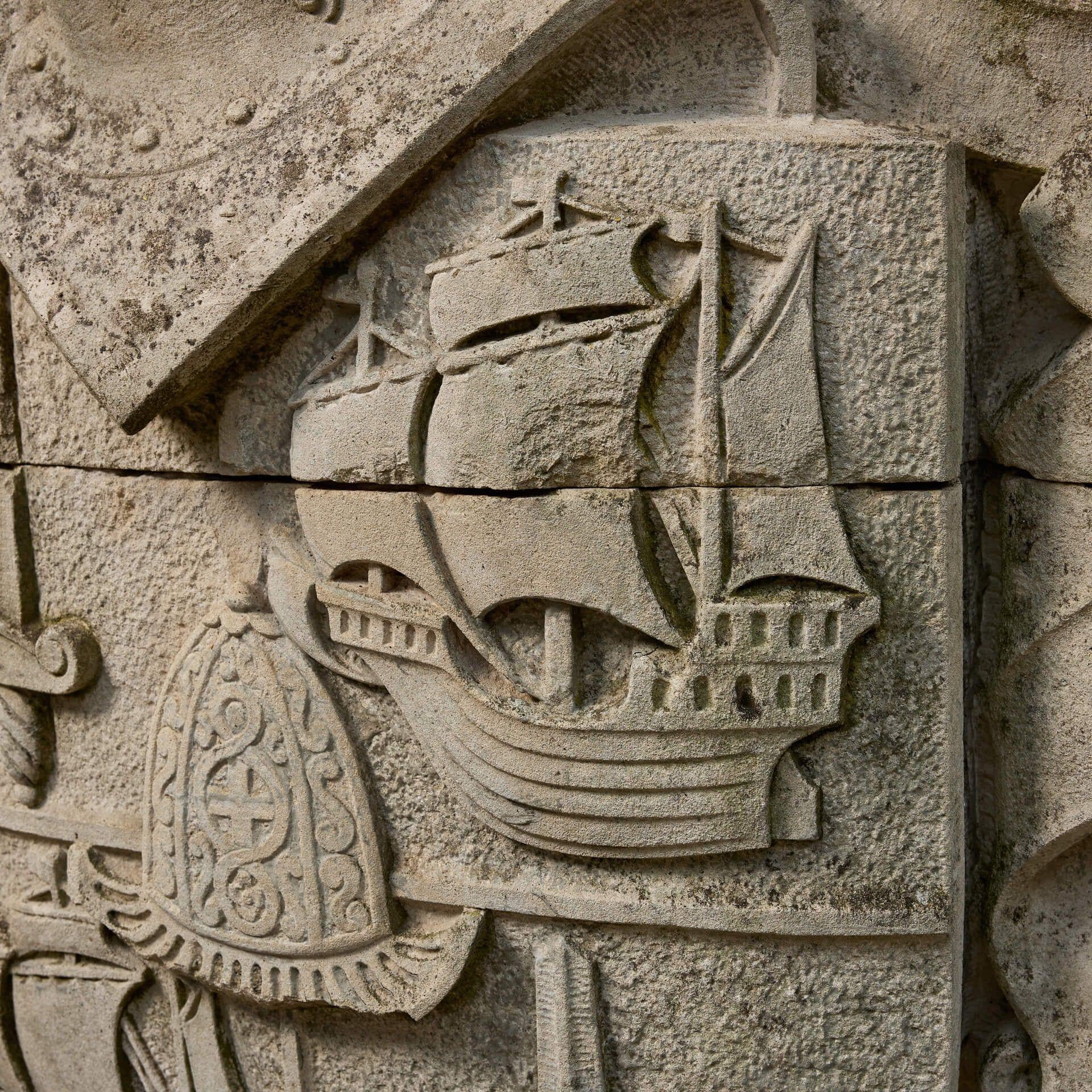 Large Antique English Carved Portland Stone Armorial Crest In Fair Condition For Sale In Wormelow, Herefordshire