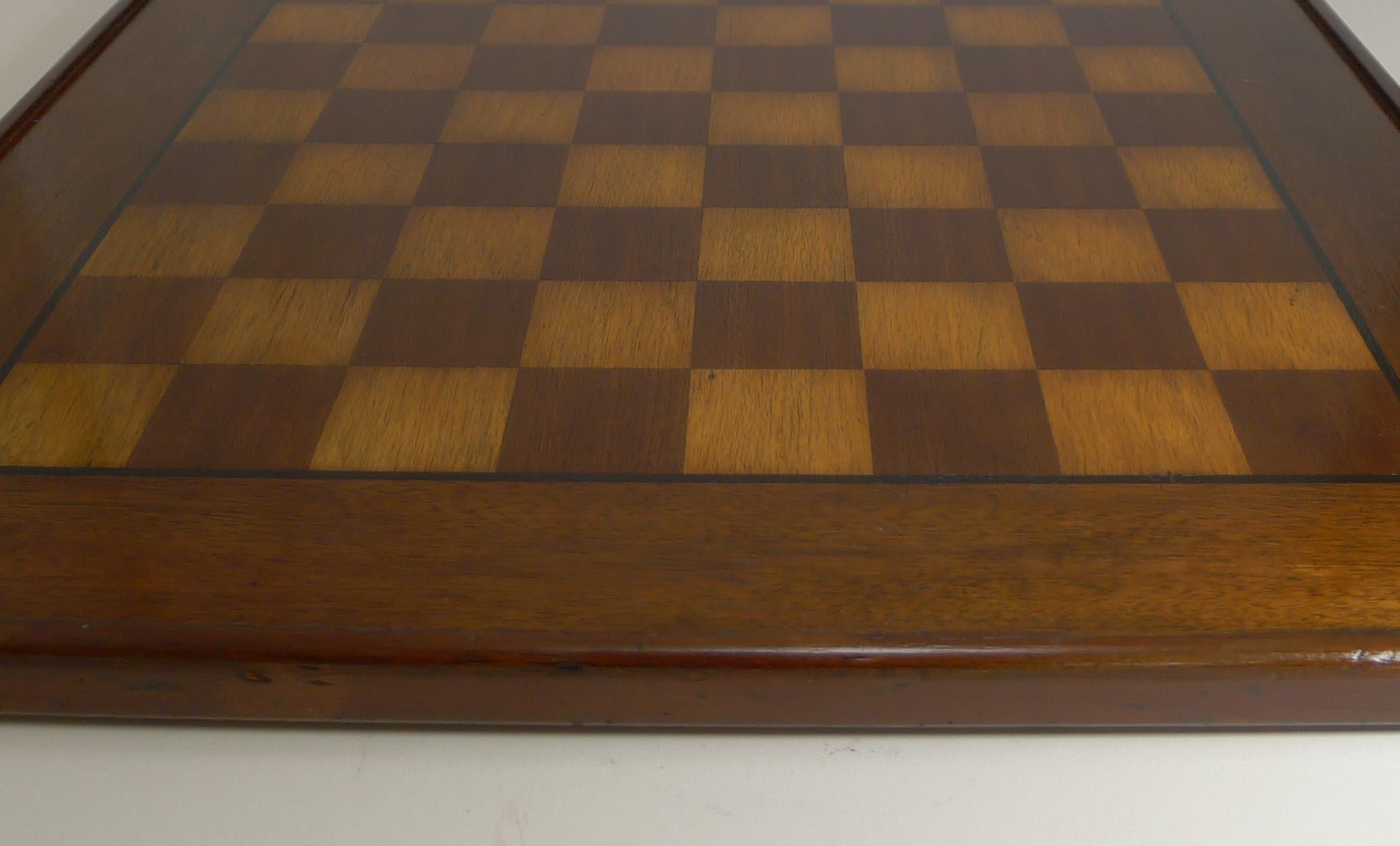 A good sized Edwardian mahogany chess board dating to circa 1900-1910.

Excellent condition measuring: 19