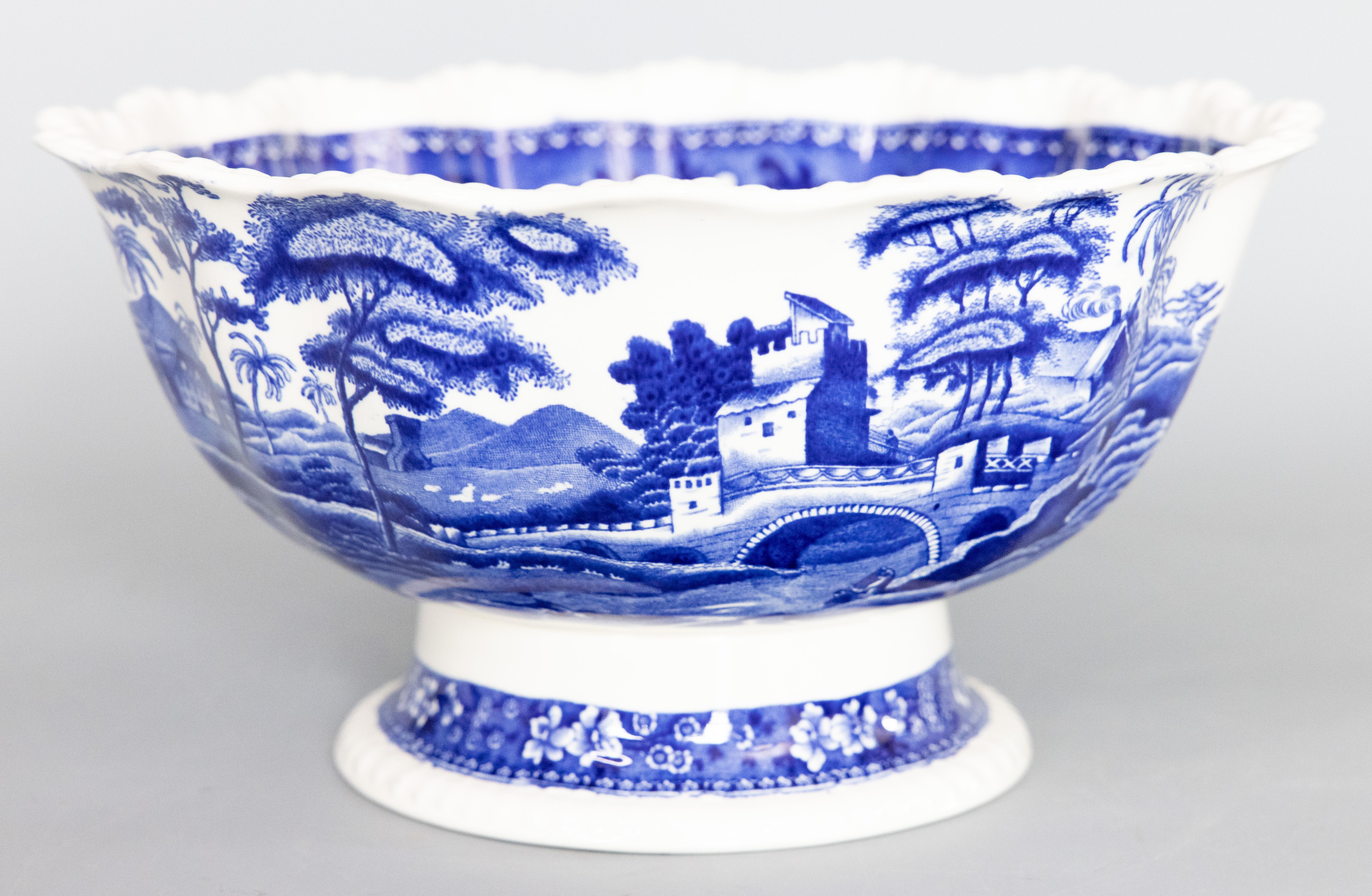 Eine schöne, große, antike, blau-weiße Staffordshire-Punschschüssel aus Eisenstein mit gebördeltem Rand von Copeland, Muster 