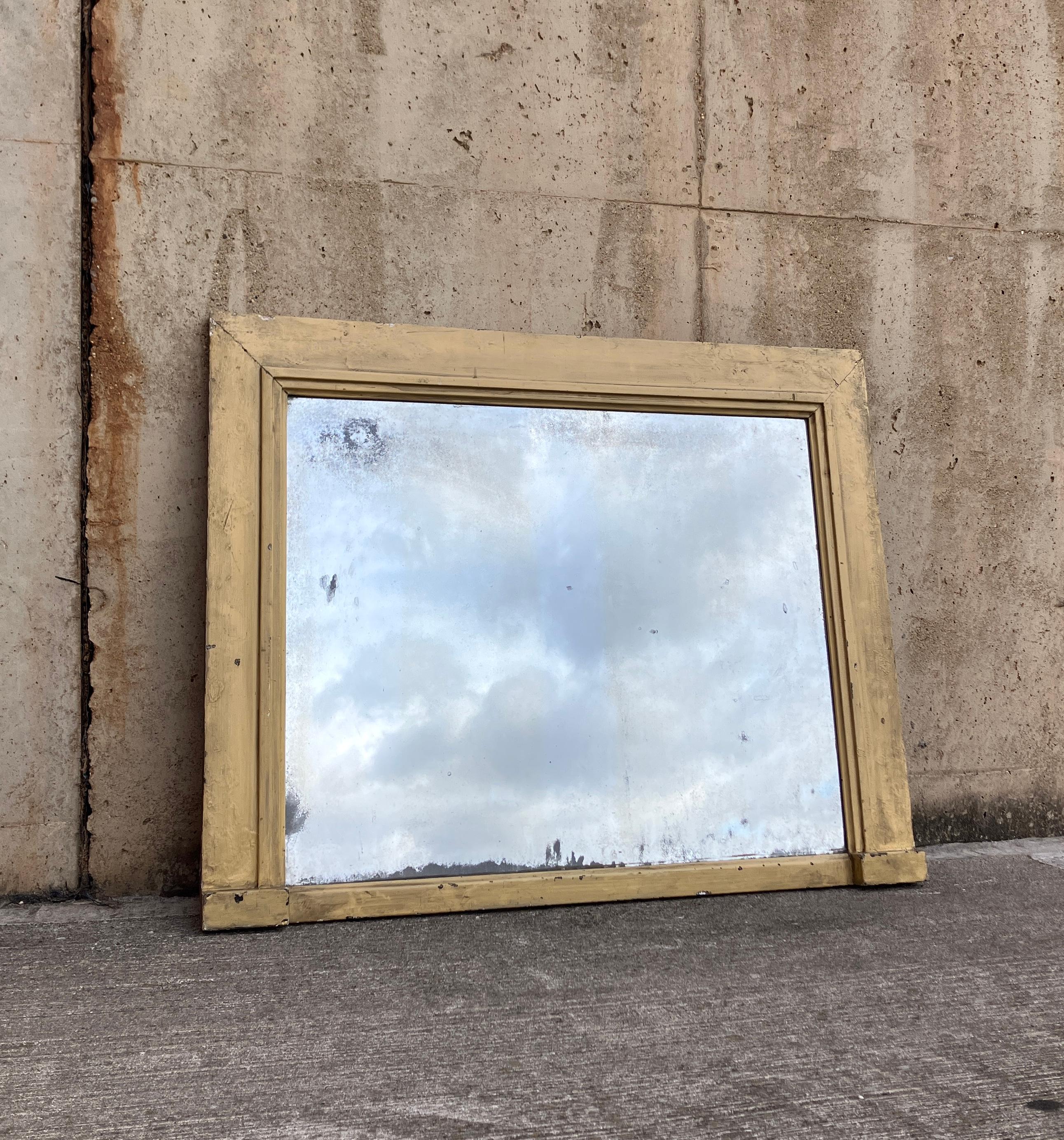 Grand miroir de cheminée ancien de style Art Déco. Joli jaune clair, simple mais élégant, cadre en chêne massif. Le miroir présente un parfait niveau d'ancienneté avec des taches nuageuses et un désargentage. Dos en toile de jute d'origine. Fabriqué