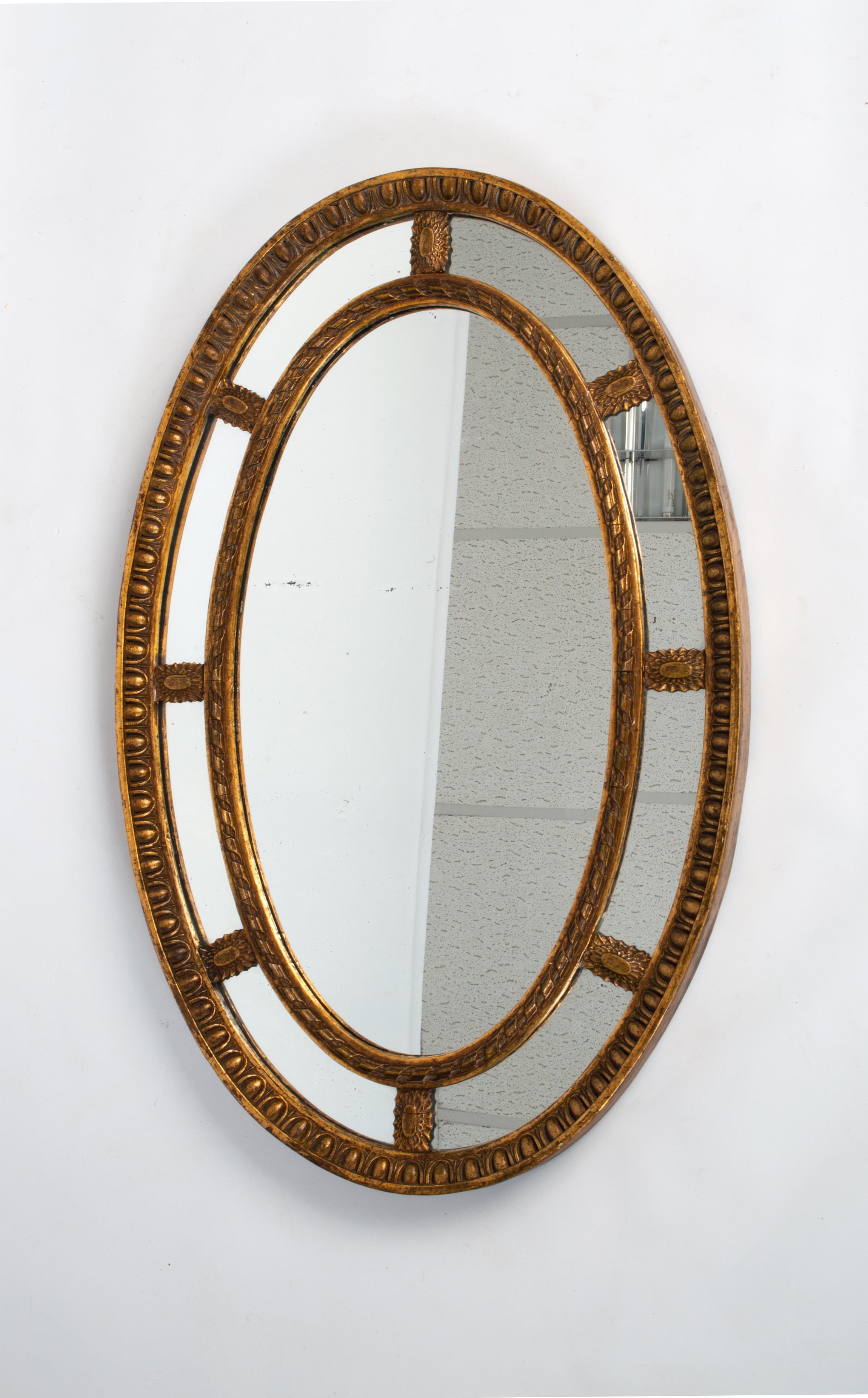 Grand miroir sectionnel ovale anglais ancien en bois doré et gesso
A.I.C. C.1910
Un beau miroir dans le style néoclassique d'Adams.
Présenté en excellent état, légèrement usé, en rapport avec son âge.