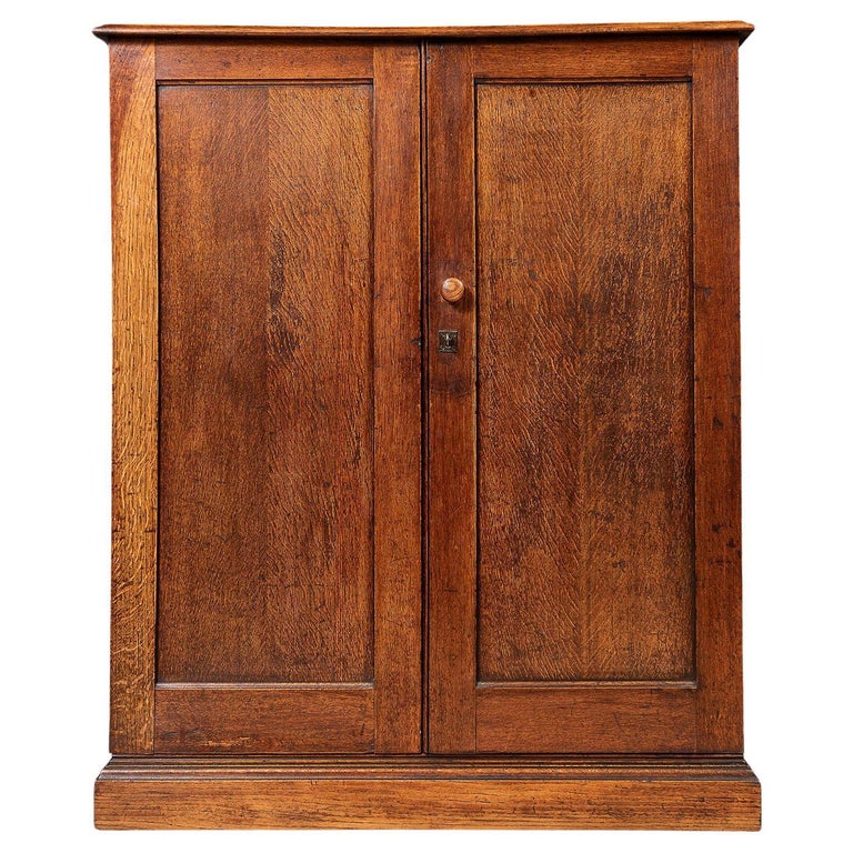 Grande armoire anglaise ancienne en chêne En vente sur 1stDibs