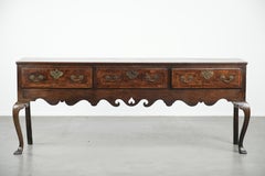 Grande credenza antica inglese in rovere del XVIII secolo con gambe eleganti